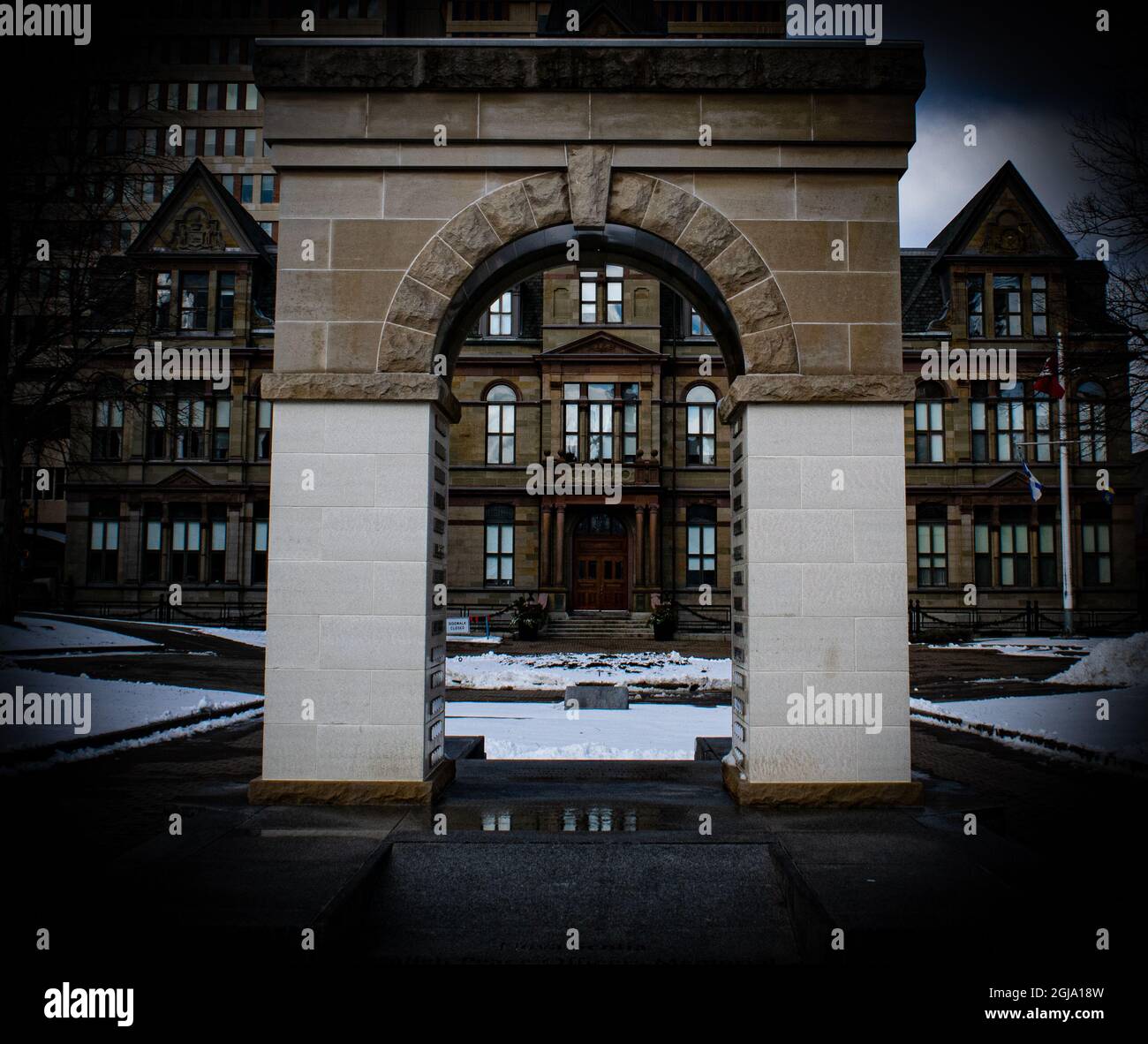 Foto Blick durch das Denkmal der Gefallenen Friedensoffiziere in Richtung halifax Stadt Herbst im Winter mit Schnee überall auf dem Boden an einem kalten Tag Stockfoto