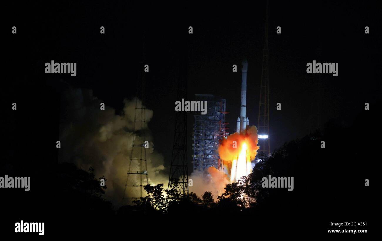 (210909) -- XICHANG, 9. September 2021 (Xinhua) -- Eine lange März-3B Trägerrakete, die die Zhongxing-9B-Satelliten-Blasungen vom Xichang Satellite Launch Center in der südwestlichen chinesischen Provinz Sichuan abtransportiert, 9. September 2021. Der Satellit wurde um 7:50 Uhr (Pekinger Zeit) gestartet und ging erfolgreich in die geplante Umlaufbahn. (Foto von Bai Xiaofei/Xinhua) Stockfoto