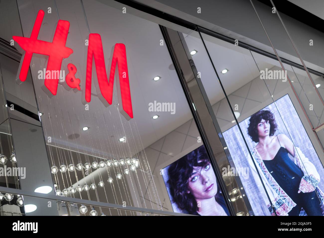 STOCKHOLM 2016-02-13 H&M Schaufenster, Modell, Einzelhandel, Handel, Finanzen Foto Henrik Holmberg / TT Kod 96 Stockfoto