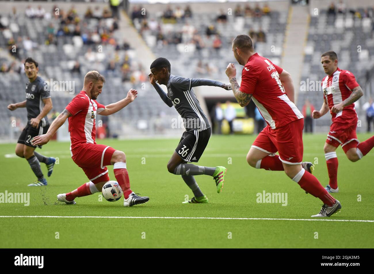 AIK's Alexander Isak (C) dribbelt den Ball an Balas Stuart Jones (L) vorbei, als er am 30. Juni 2016 beim ersten Qualifikationsspiel der UEFA Europa League zwischen dem FC Bala Town of Wales und AIK of Sweden in der Tele2 Arena in Stockholm, Schweden, von Bala's Tony Davies verfolgt wird. Foto: Vilhelm Stokstad / TT / Code 11370 Stockfoto