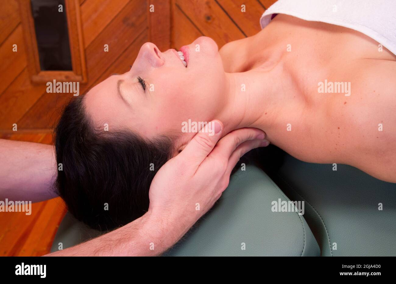 Frau, die sich entspannt und sich in einem Spa massiert. Stockfoto