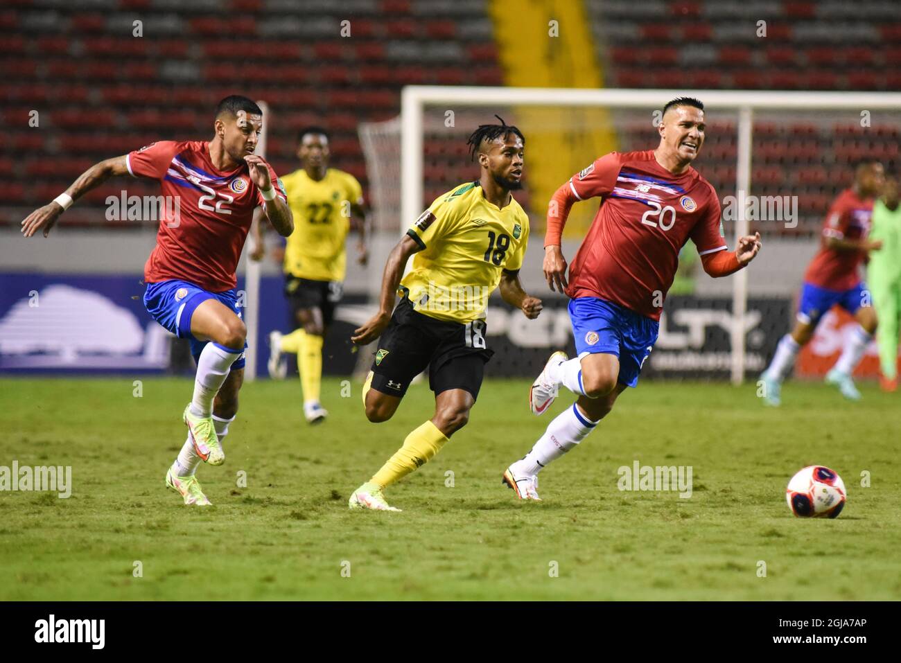 SAN JOSE, Costa Rica: Ronald Matarrita aus Costa Rica (L), Lamar Walker aus Jamaika (C) und David Guzman aus Costa Rica (R) während des Unentschieden-Spiels 1-1 Stockfoto