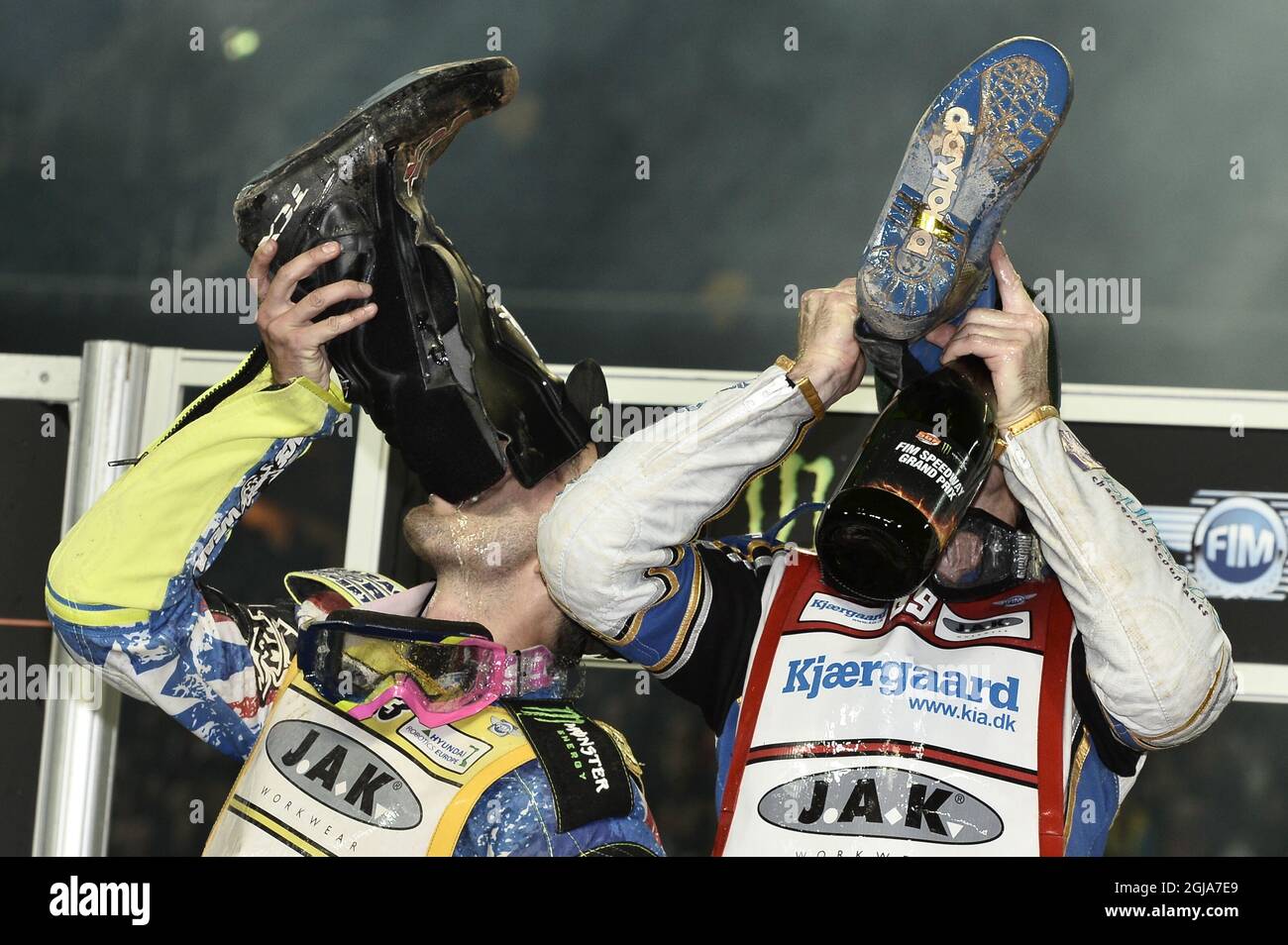 STOCKHOLM 2016-09-24 L-R: Der 2. Platz von Chris Holder und der Sieger Jason Doyle feiern nach dem letzten Heat während der FIM Speedway Weltmeisterschaft in der Friends Arena in Stockholm, Schweden, am 24. September 2016 auf dem Podium. Foto: Claudio Bresciani / TT / ** SCHWEDEN AUS ** Stockfoto