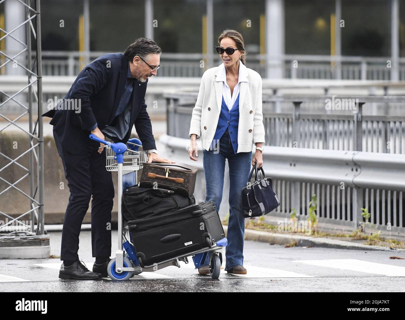 STOCKHOLM 20160929 Isabel Preysler, Partnerin des nobelpreisträgers Mario Vargas Llosa, trifft auf den Flughafen Arlanda außerhalb der schwedischen Hauptstadt Stockholm ein. Foto: Pontus Lundahl / TT / kod 10050 Stockfoto