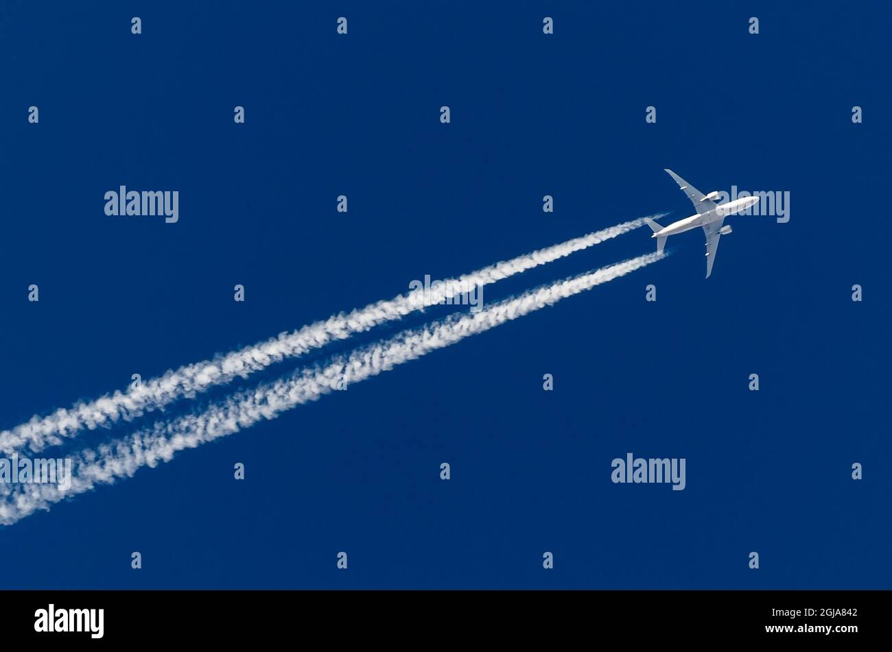 Flugzeug große vier Motoren Luftfahrt Flughafen contrail Wolken Stockfoto