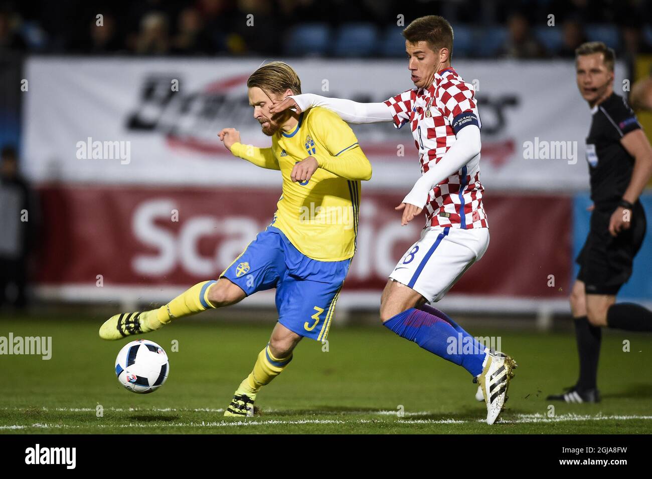 Der Schwede Jacob Larsson (L) wurde während der UEFA U21-Europameisterschaft 6 zwischen Schweden und Kroatien in Vangavallen in Trelleborg von dem kroatischen Mario Pasalic (R) gejagt. Foto Bjorn Lindgren / TT / kod 9290 Stockfoto