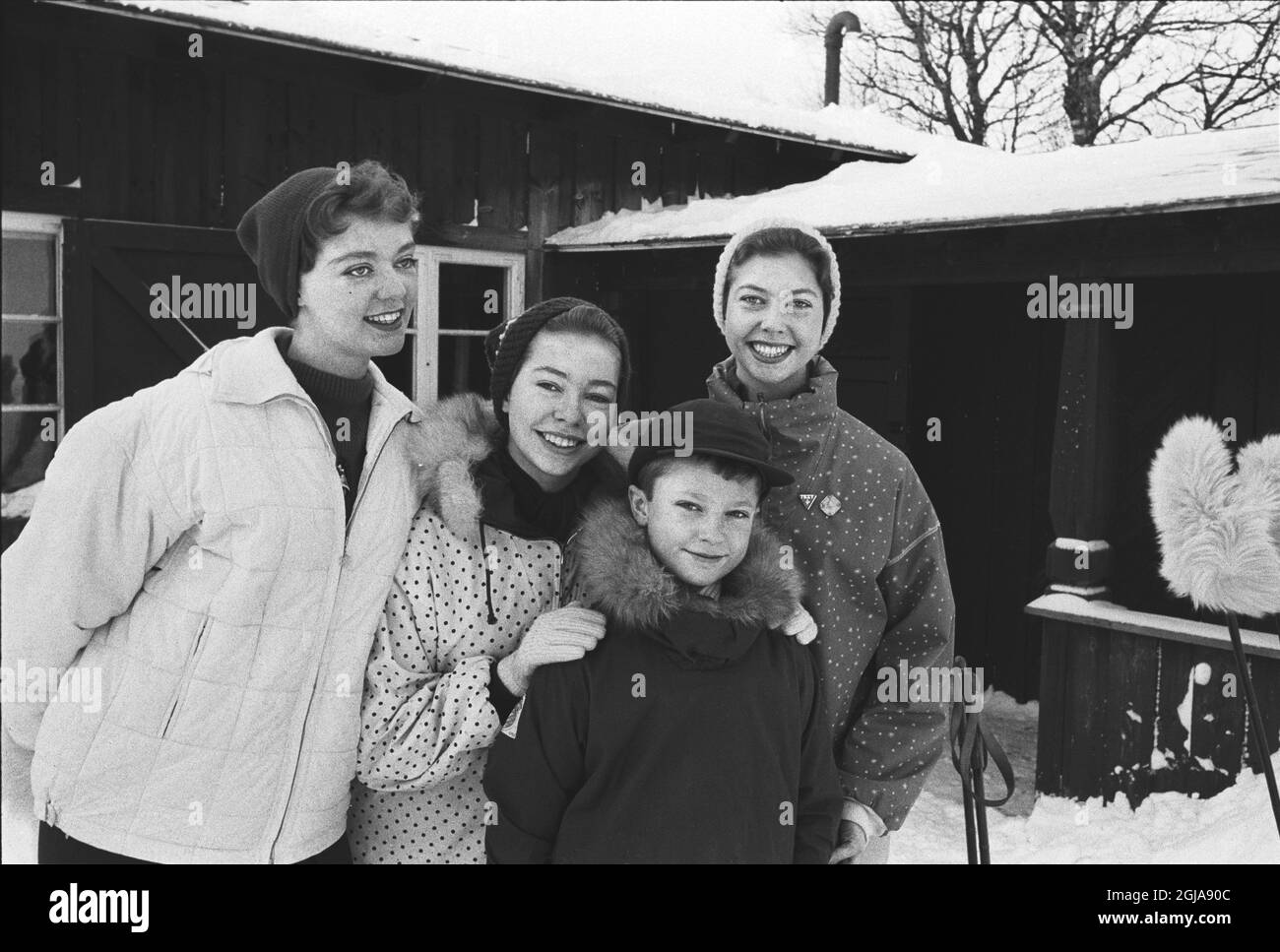 FILE STORLIEN 1959. Die Geschwister Bernadotte versammelten sich vor dem „Prinzenhaus“ in Storlien. Von links: Prinzessin Birgitta, Prinzessin Christina, Prinzessin DÃ©sirÃ©e und davor Kronprinz Carl Gustaf. Foto: Lennart Nilsson / SCANPIX / Kod: 3054 Stockfoto