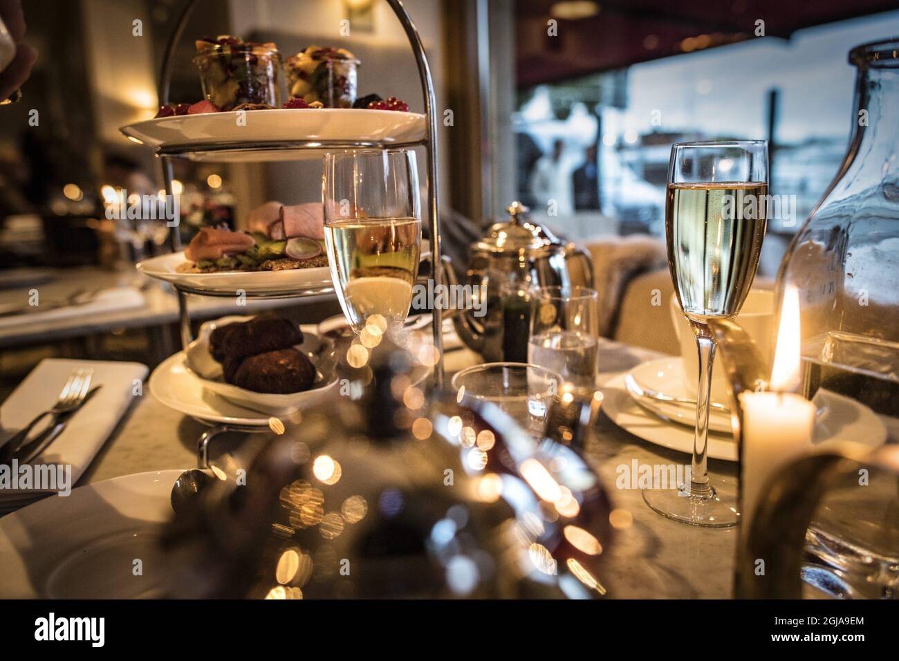 STOCKHOLM 2016-10-10 Nachmittagstee, Scones, Marmelade, Kekse, Brot, Essen, Hühnerspieße mit Weinreben, Champange Foto Magnus Hallgren / DN / TT / Kod 3510 Hotel Diplomat in Stockholm Stockfoto