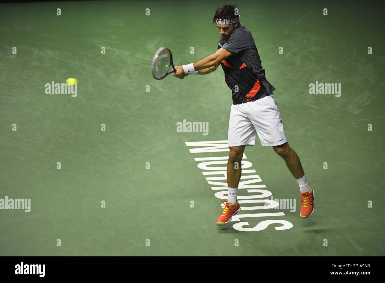 Gastao Elias aus Portugal kehrt während des Einzelkampfs der Männer beim ATP Stockholm Open Tennisturnier in Stockholm am 20. Oktober 2016 zum französischen Gael Monfils zurück Foto Fredrik Sandberg / TT / Code 10080 Stockfoto