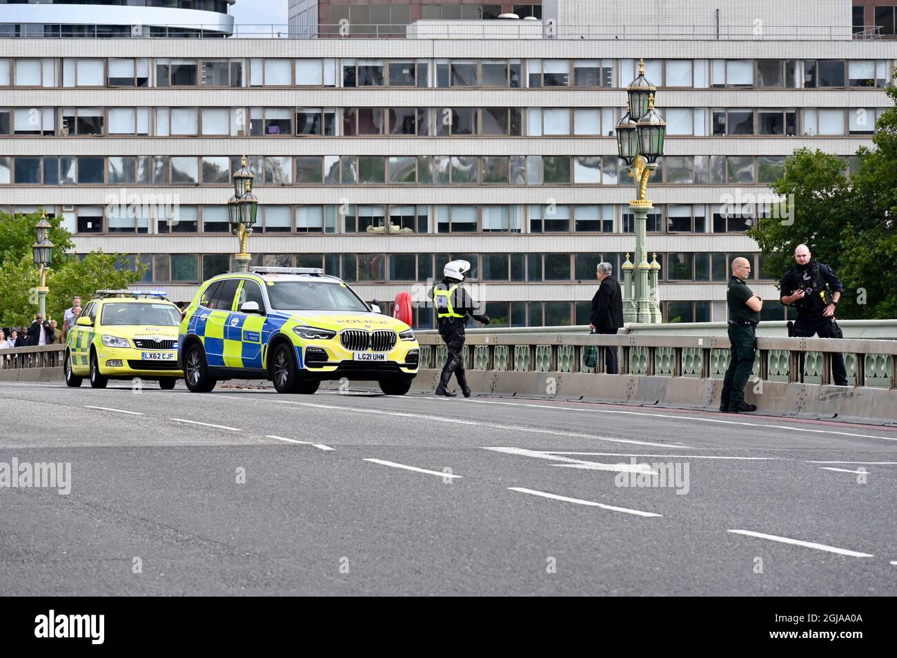 London, Großbritannien. Die Westminster Bridge wurde heute Nachmittag nach einem Vorfall mit großer Polizeipräsenz geschlossen. Die MET Police meldet, dass jemand mit Selbstverletzungen drohte. Stockfoto