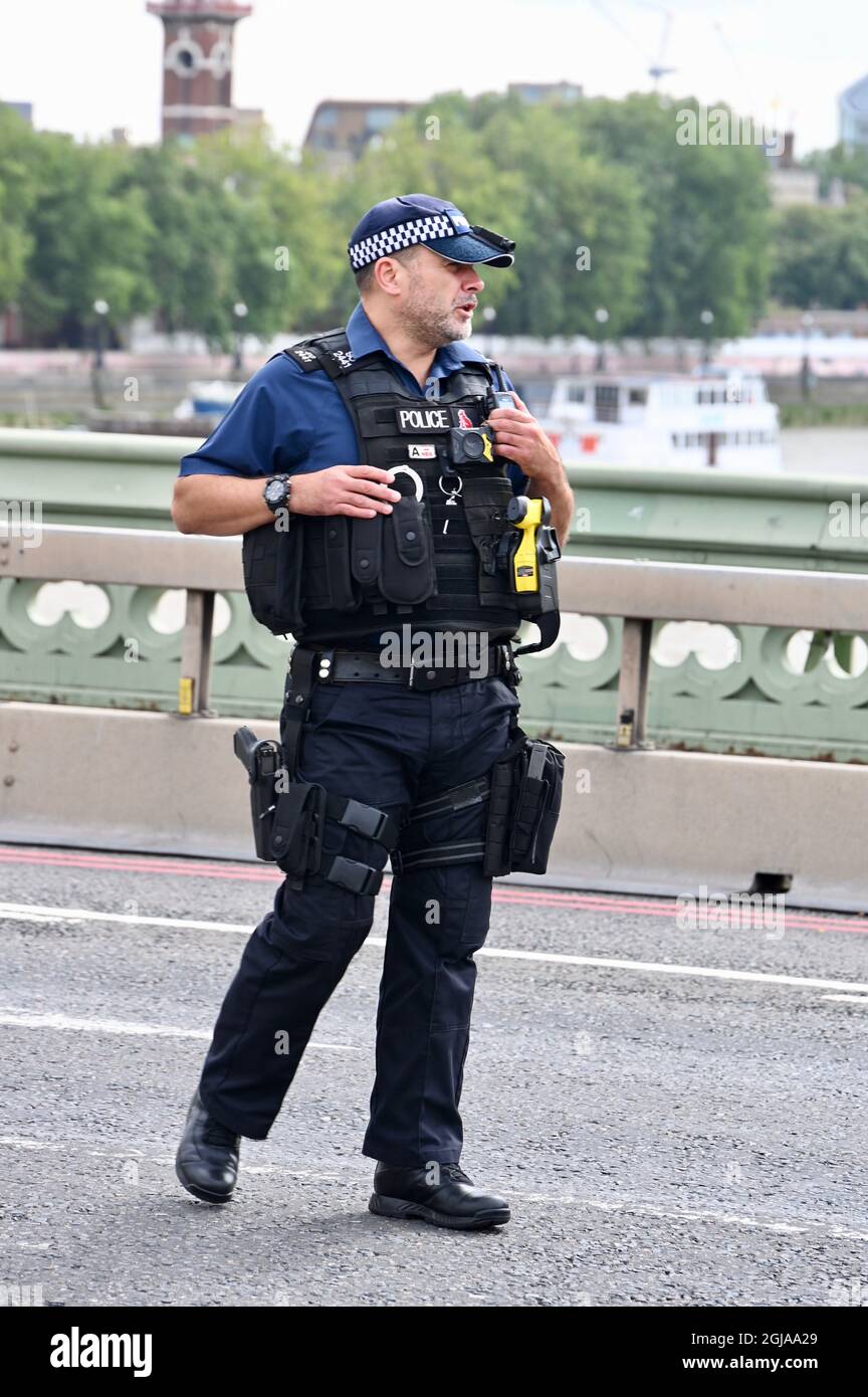 London, Großbritannien. Bewaffneter Polizeibeamter. Die Westminster Bridge wurde heute Nachmittag nach einem Vorfall mit großer Polizeipräsenz geschlossen. Die MET Police meldet, dass jemand mit Selbstverletzungen drohte. Stockfoto