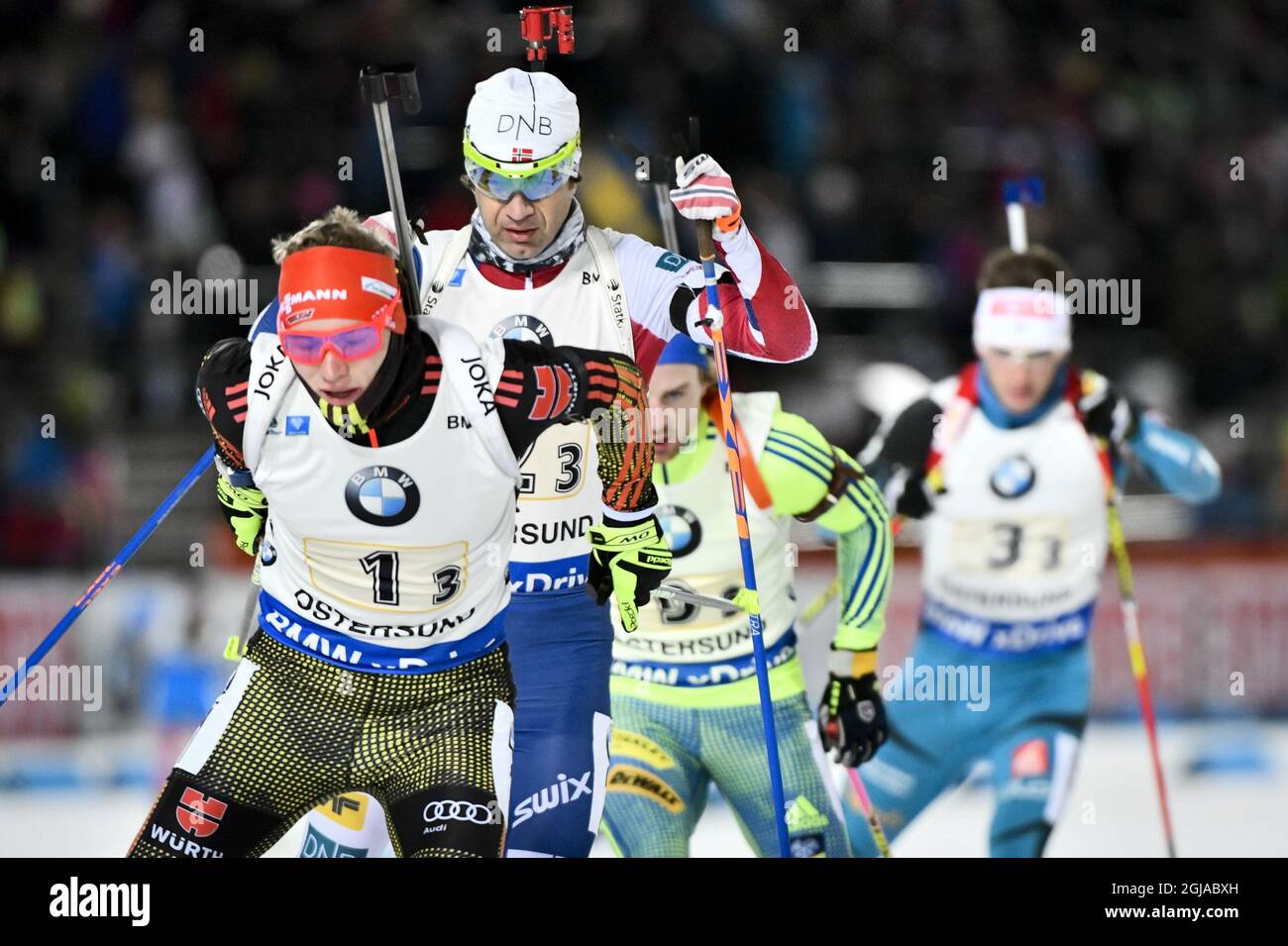 Die deutsche Benedikt Doll, links, gefolgt von Norways Ole Einar Bjoerndalen während der gemischten Staffel (2x6 km+2x7,5 km), der Eröffnungsveranstaltung des IBU-Bithlon-Weltcups in Ostersund, Nordschweden, am 27. November 2016. Foto Robert Henriksson / TT / Code 11393 Stockfoto