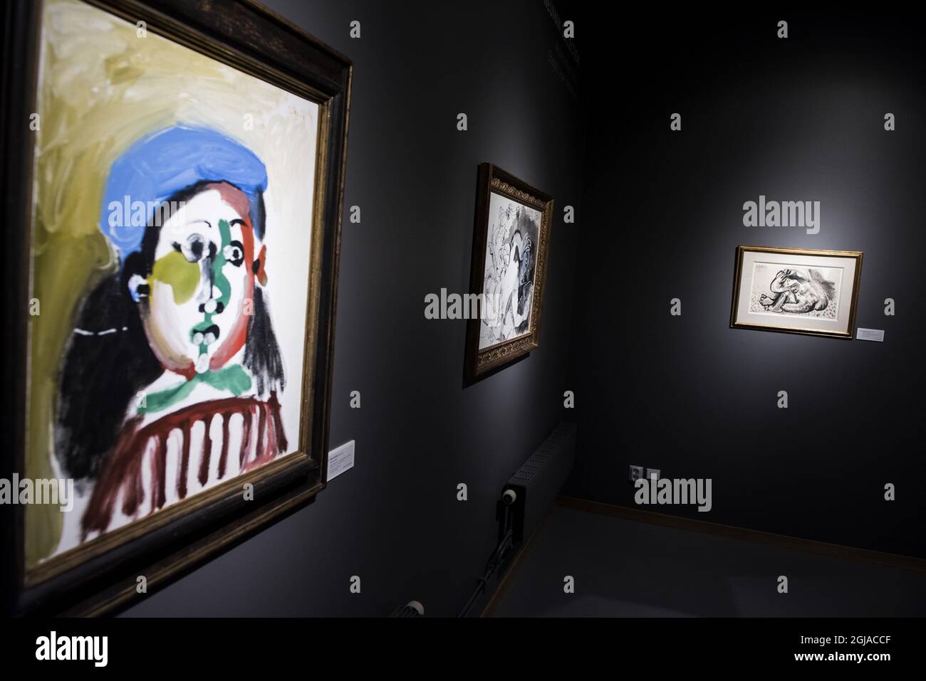 UPPSALA 20161202 Picassos Â“Fillette au BÃ©retÂ“ (von links), „Nus“ und Â“Femme nue se coiffantÂ“ werden vor der Versteigerung der sogenannten Neuman-Sammlung nächste Woche ausgestellt. Die Sammlung Neuman ist eine schwedische Privatsammlung, die internationale moderne Kunst von einigen der bedeutendsten Künstler des 20. centuryÂ umfasst: Pablo Picasso, Marc Chagall, Fernand LÃ©ger und AndrÃ© Masson. Die Sammlung präsentiert elf bedeutende Werke, die den exquisiten Geschmack eines Sammlers illustrieren: Bertil Neuman (1921-2011). Foto: Pontus Lundahl / TT / kod 10050 Stockfoto