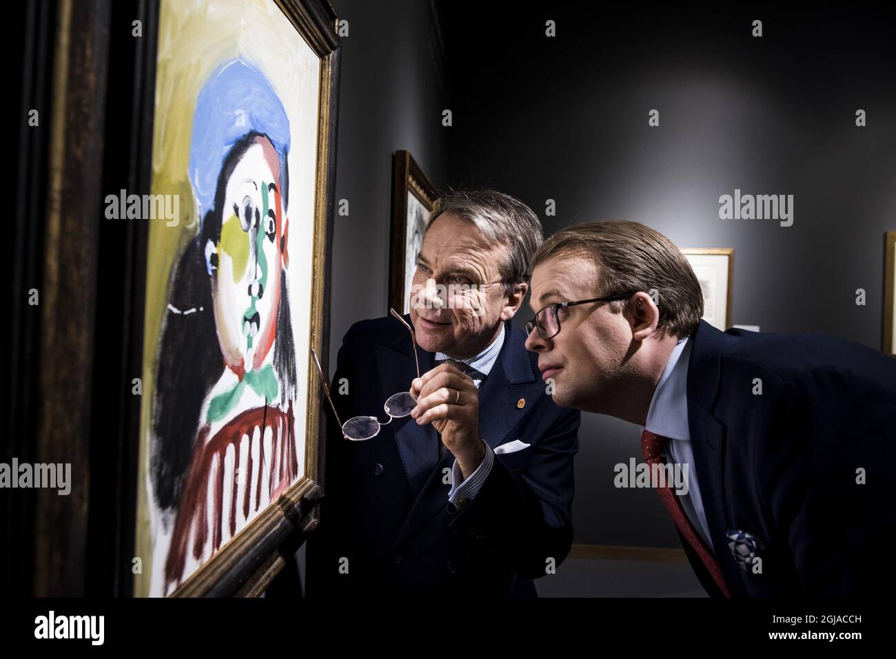 UPPSALA 20161202 Knut Knutson, links, Inhaber, und Magnus Bexhed, CEO von Uppsala Auktionskammare (Auktionshaus Uppsala) schauen sich Picassos Â“Fillette au BÃ©retÂ“ vor der Auktion der sogenannten Neuman-Sammlung nächste Woche an. Die Sammlung Neuman ist eine schwedische Privatsammlung, die internationale moderne Kunst von einigen der bedeutendsten Künstler des 20. centuryÂ umfasst: Pablo Picasso, Marc Chagall, Fernand LÃ©ger und AndrÃ© Masson. Die Sammlung präsentiert elf bedeutende Werke, die den exquisiten Geschmack eines Sammlers illustrieren: Bertil Neuman (1921-2011). Foto: Pontus Lundahl / TT / kod Stockfoto