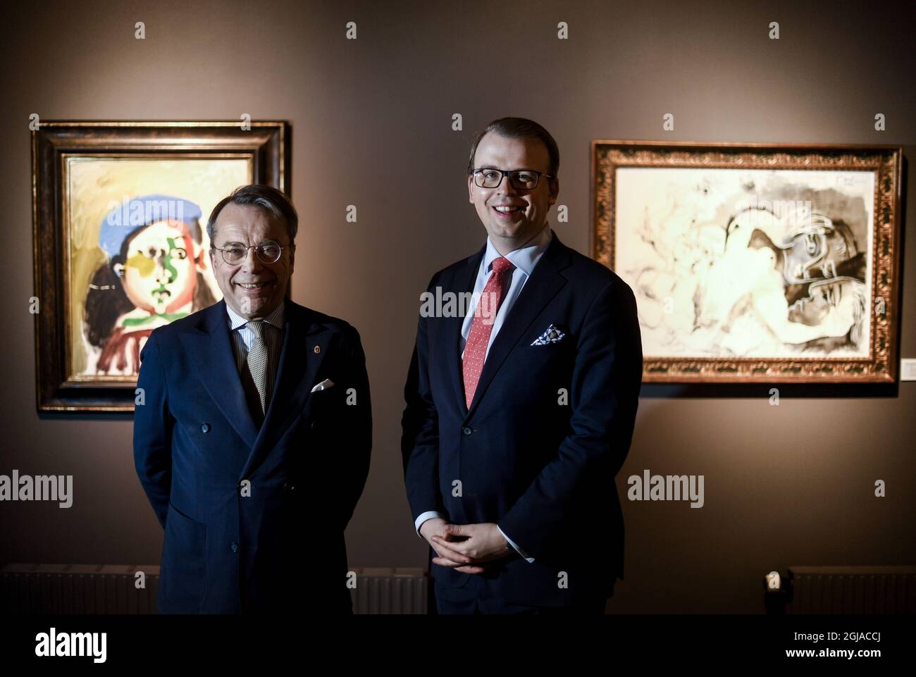 UPPSALA 20161202 Knut Knutson, links, Eigentümer, und Magnus Bexhed, CEO von Uppsala Auktionskammare (Auktionshaus Uppsala) posieren vor Picassos Â“Fillette au BÃ©retÂ“ und „Nus“ vor der Auktion der sogenannten Neuman-Sammlung nächste Woche. Die Sammlung Neuman ist eine schwedische Privatsammlung, die internationale moderne Kunst von einigen der bedeutendsten Künstler des 20. centuryÂ umfasst: Pablo Picasso, Marc Chagall, Fernand LÃ©ger und AndrÃ© Masson. Die Sammlung präsentiert elf bedeutende Werke, die den exquisiten Geschmack eines Sammlers illustrieren: Bertil Neuman (1921-2011). Foto: Pontus Stockfoto