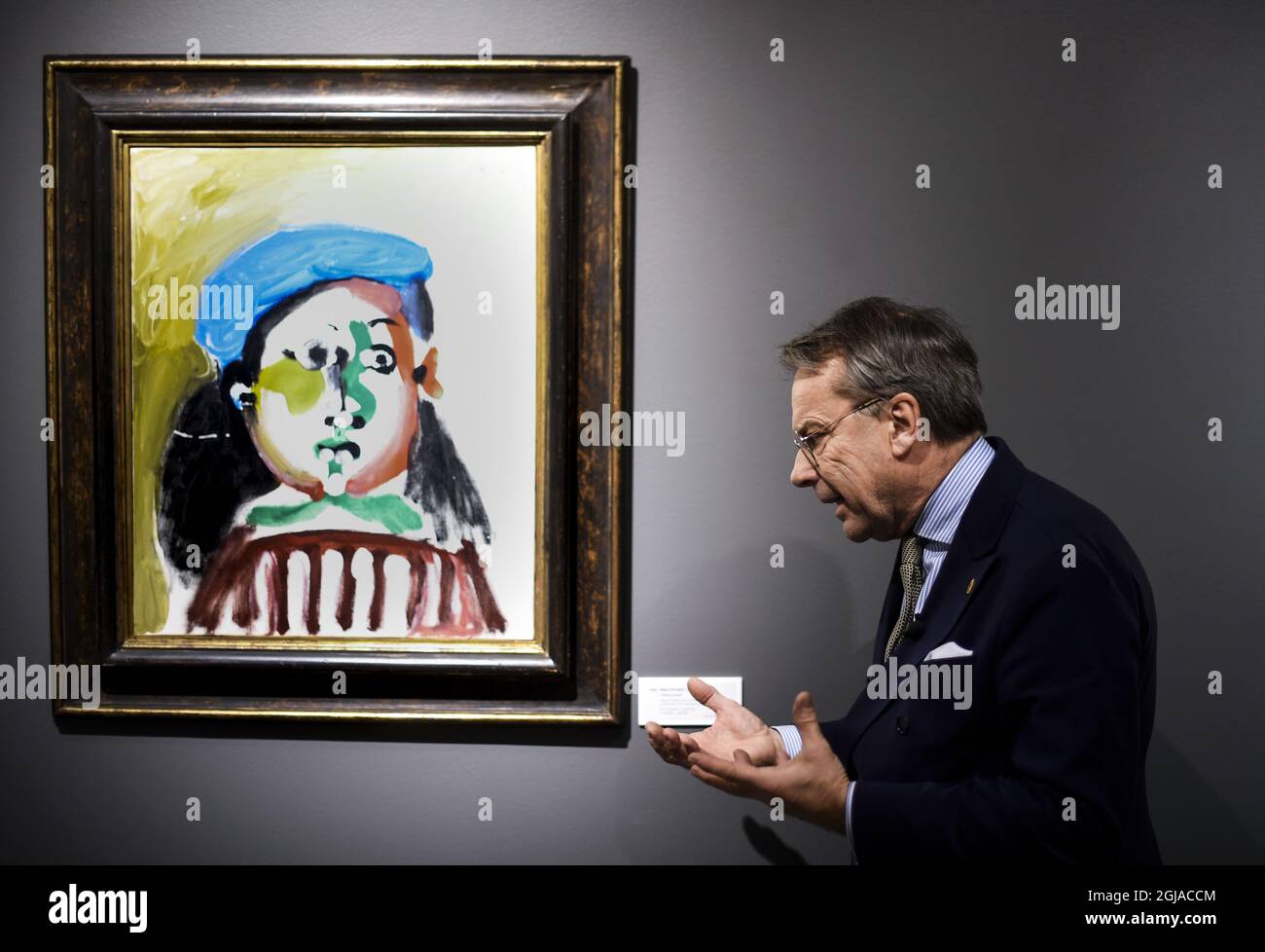 UPPSALA 20161202 Knut Knutson, Inhaber des Auktionshauses Uppsala, zeigt Picassos Â“Fillette au BÃ©retÂ“ vor der Versteigerung der sogenannten Neuman-Sammlung in der nächsten Woche. Die Sammlung Neuman ist eine schwedische Privatsammlung, die internationale moderne Kunst von einigen der bedeutendsten Künstler des 20. centuryÂ umfasst: Pablo Picasso, Marc Chagall, Fernand LÃ©ger und AndrÃ© Masson. Die Sammlung präsentiert elf bedeutende Werke, die den exquisiten Geschmack eines Sammlers illustrieren: Bertil Neuman (1921-2011). Foto: Pontus Lundahl / TT / kod 10050 Stockfoto