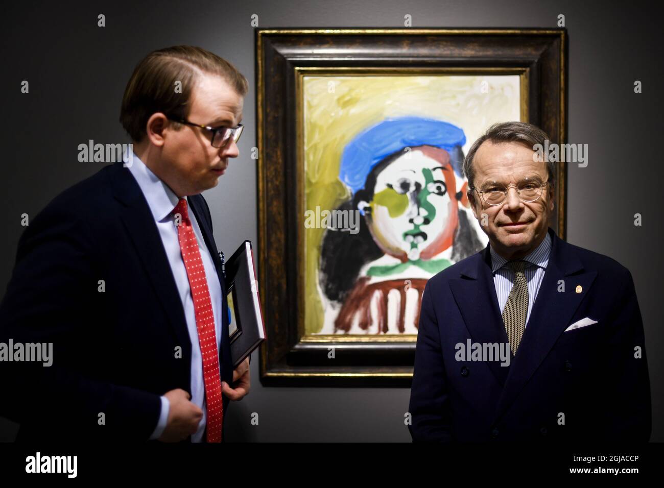 UPPSALA 20161202 Knut Knutson, rechts, Eigentümer, und Magnus Bexhed, CEO von Uppsala Auktionskammare (Auktionshaus Uppsala) posieren vor Picassos Â“Fillette au BÃ©retÂ“ vor der Auktion der sogenannten Neuman-Sammlung nächste Woche. Die Sammlung Neuman ist eine schwedische Privatsammlung, die internationale moderne Kunst von einigen der bedeutendsten Künstler des 20. centuryÂ umfasst: Pablo Picasso, Marc Chagall, Fernand LÃ©ger und AndrÃ© Masson. Die Sammlung präsentiert elf bedeutende Werke, die den exquisiten Geschmack eines Sammlers illustrieren: Bertil Neuman (1921-2011). Foto: Pontus Lundahl / Stockfoto