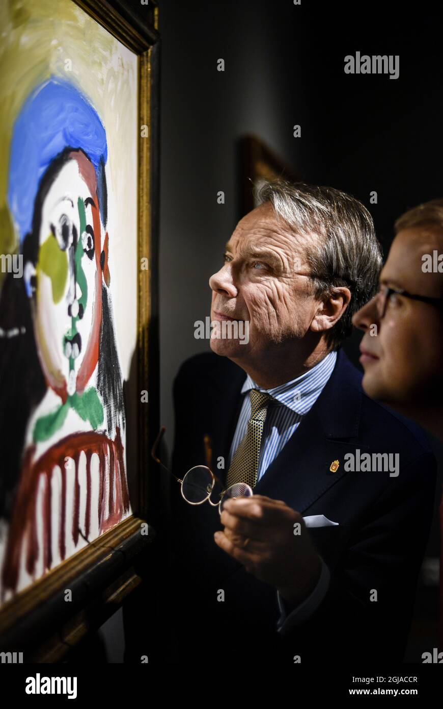 UPPSALA 20161202 Knut Knutson, links, Inhaber, und Magnus Bexhed, CEO von Uppsala Auktionskammare (Auktionshaus Uppsala) schauen sich Picassos Â“Fillette au BÃ©retÂ“ vor der Auktion der sogenannten Neuman-Sammlung nächste Woche an. Die Sammlung Neuman ist eine schwedische Privatsammlung, die internationale moderne Kunst von einigen der bedeutendsten Künstler des 20. centuryÂ umfasst: Pablo Picasso, Marc Chagall, Fernand LÃ©ger und AndrÃ© Masson. Die Sammlung präsentiert elf bedeutende Werke, die den exquisiten Geschmack eines Sammlers illustrieren: Bertil Neuman (1921-2011). Foto: Pontus Lundahl / TT / kod Stockfoto