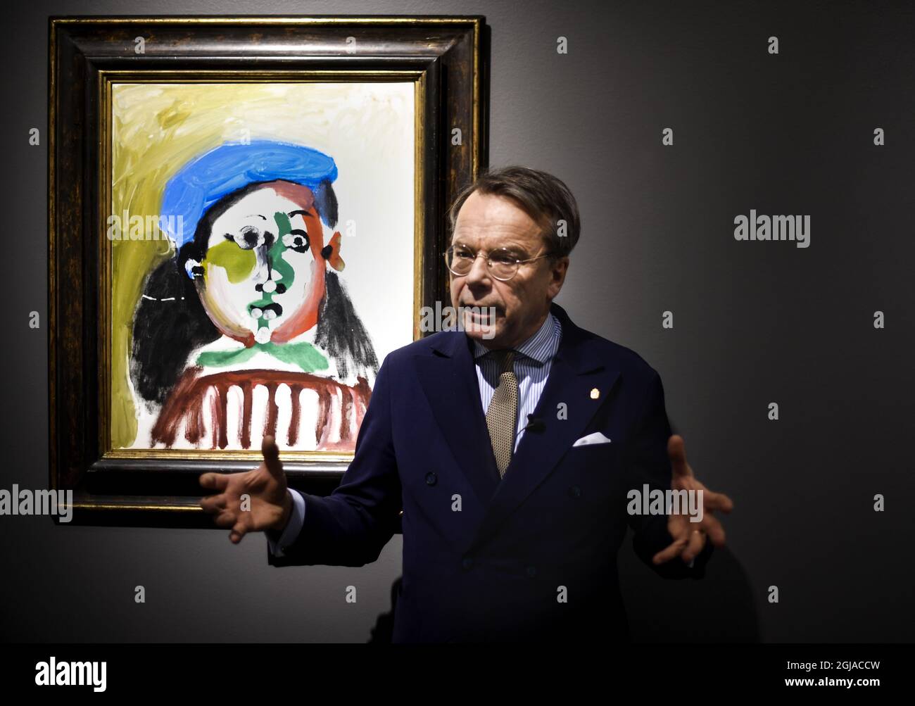 UPPSALA 20161202 Knut Knutson, Inhaber des Auktionshauses Uppsala, zeigt Picassos Â“Fillette au BÃ©retÂ“ vor der Versteigerung der sogenannten Neuman-Sammlung in der nächsten Woche. Die Sammlung Neuman ist eine schwedische Privatsammlung, die internationale moderne Kunst von einigen der bedeutendsten Künstler des 20. centuryÂ umfasst: Pablo Picasso, Marc Chagall, Fernand LÃ©ger und AndrÃ© Masson. Die Sammlung präsentiert elf bedeutende Werke, die den exquisiten Geschmack eines Sammlers illustrieren: Bertil Neuman (1921-2011). Foto: Pontus Lundahl / TT / kod 10050 Stockfoto