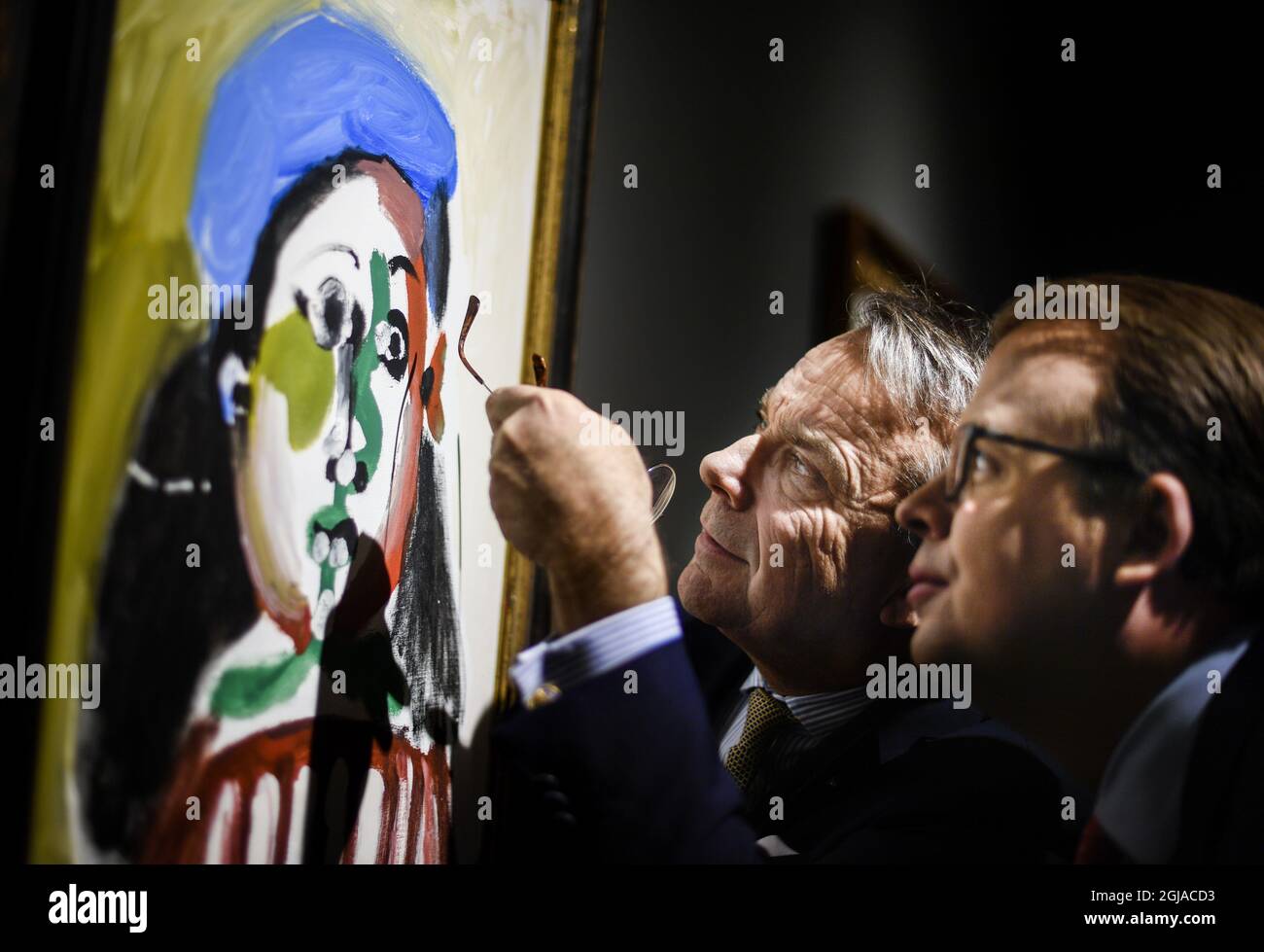 UPPSALA 20161202 Knut Knutson, links, Inhaber, und Magnus Bexhed, CEO von Uppsala Auktionskammare (Auktionshaus Uppsala) schauen sich Picassos Â“Fillette au BÃ©retÂ“ vor der Auktion der sogenannten Neuman-Sammlung nächste Woche an. Die Sammlung Neuman ist eine schwedische Privatsammlung, die internationale moderne Kunst von einigen der bedeutendsten Künstler des 20. centuryÂ umfasst: Pablo Picasso, Marc Chagall, Fernand LÃ©ger und AndrÃ© Masson. Die Sammlung präsentiert elf bedeutende Werke, die den exquisiten Geschmack eines Sammlers illustrieren: Bertil Neuman (1921-2011). Foto: Pontus Lundahl / TT / kod Stockfoto