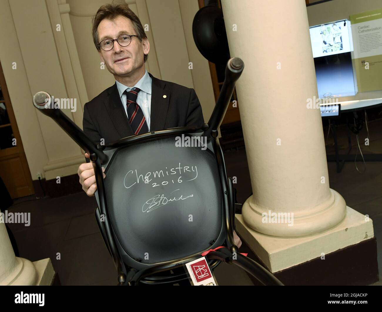 STOCKHOLM 20161206 Bernard L. Feringa aus den Niederlanden, Nobelpreisträger für Chemie 2016, wird während der traditionellen Unterzeichnung der Nobelstühle mit seinen Enkelkindern im Nobelmuseum in Stockholm am 6. Dezember 2016 gesehen. Foto: Jonas Ekstromer / TT Stockfoto