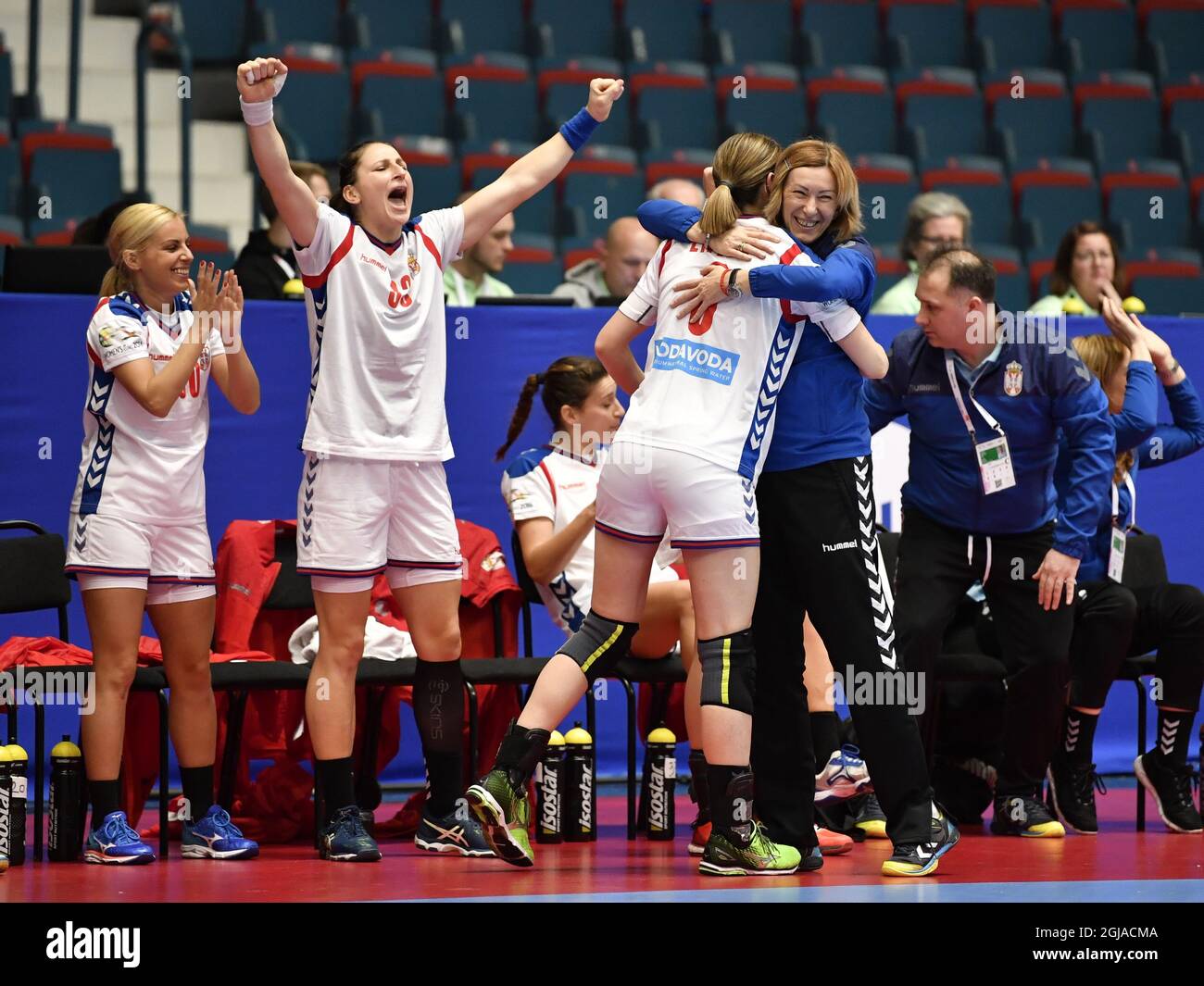 Zeljka Nikolic aus Serbien feiert mit ihren Armen in der Luft den Sieg 23-25 während des Europameisterschaftsverlaufes der Handball-Europameisterschaft Spanien-Serbien in der Hovet Arena in Stockholm, Schweden, am 06. Dezember 2016. Foto: Anders Wiklund / TT / Code 10040 Stockfoto