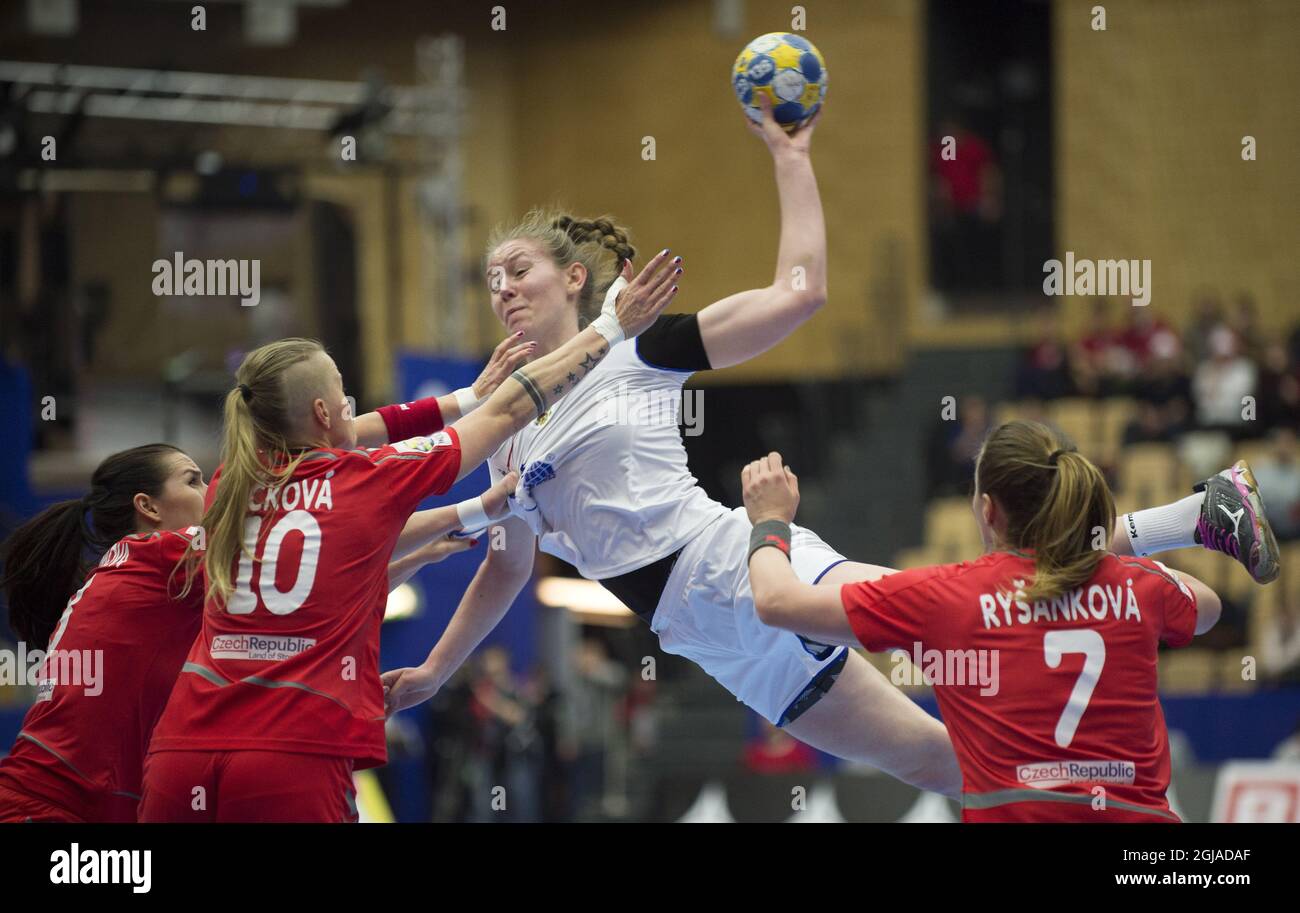 HELSINGBORG 2016-12-11 die russische Karina Sabirova will während des Spiels der Handball-Europameisterschaft der Frauen-Gruppe 2 zwischen der Tschechischen Republik und Russland in Helsingborg, Schweden, am 11. Dezember 2016 Iveta LuzumovÃ¡, Petra RuckovÃ¡ und Helena Rysankova aus der Tschechischen Republik verteidigen. Foto: Bjorn Lindgren / TT / ** SCHWEDEN AUS ** Stockfoto