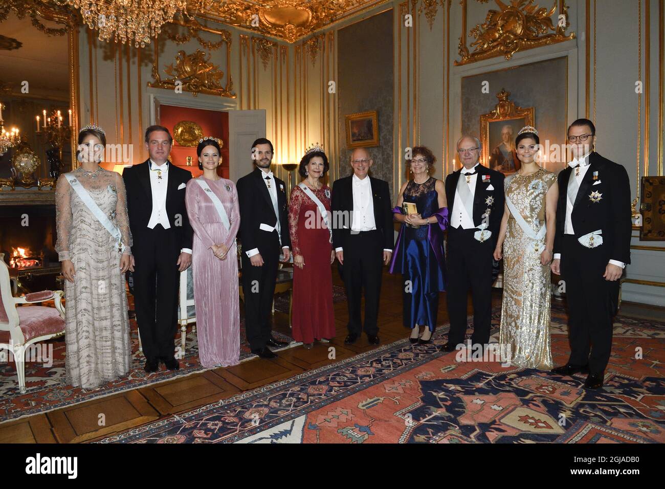 STOCKHOLM 2016-12-11 Prinzessin Madeleine, Herr Christopher O'Neill, Prinzessin Sofia, Prinz Carl Philip, Königin Silvia, Der Sveriges Riksbank Prize in Economic Sciences in Andenken an Alfred-Nobelpreisträger Oliver Hart, Rita Goldberg, König Carl XVI Gustaf, Kronprinzessin Victoria und Prinz Daniel posieren für ein Gruppenfoto während des Essens des schwedischen Königs und der Königin für die Nobelpreisträger im Königlichen Palast in Stockholm, Schweden, 11. Dezember 2016. Foto: Henrik Montgomery / TT / Kod 10060 ** SCHWEDEN AUS ** Stockfoto