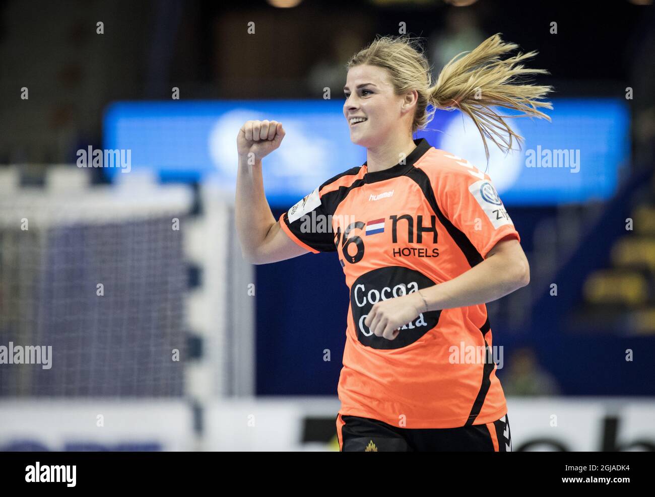 Die Holländerin Angela Malestein feiert den Torreigen während des Handball-Europameisterschaftsmatches der Gruppe 1 zwischen Serbien und den Niederlanden im Scandinavium in Göteborg. Foto: Bjorn Larsson Rosvall / TT / Code 9200 Stockfoto