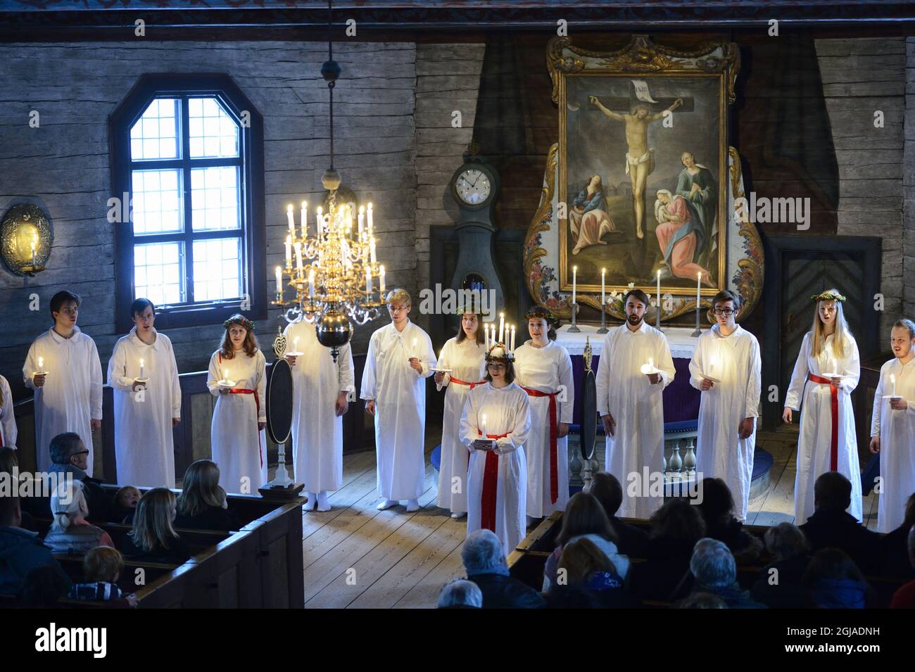 STOCKHOLM 20161213 der 'Kongl. Der Chor von Teknologkoren tritt am 13. Dezember 2016 in der Seglora-Kirche im Freilichtmuseum Skansen in Stockholm, Schweden, auf. Der Tag der heiligen Lucy ist ein christlicher Festtag, der am 13. Dezember im Advent gefeiert wird, am häufigsten in Skandinavien. Foto: Henrik Montgomery / TT / Code 10060 Stockfoto