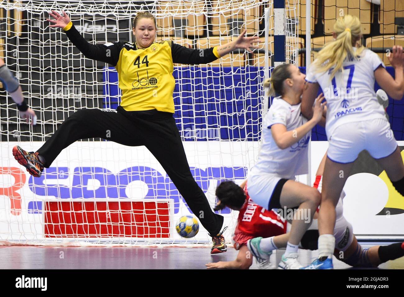 Die russische Torhüterin Kira Trusova (L) ist am 2 13. Dezember 2016 während des Spiels der Handball-Europameisterschaft der Frauen zwischen Dänemark und Russland in der Helsingborg Arena i Helsingborg, Schweden, in Aktion. Foto Emil Langvad / TT / Code 9290 Stockfoto