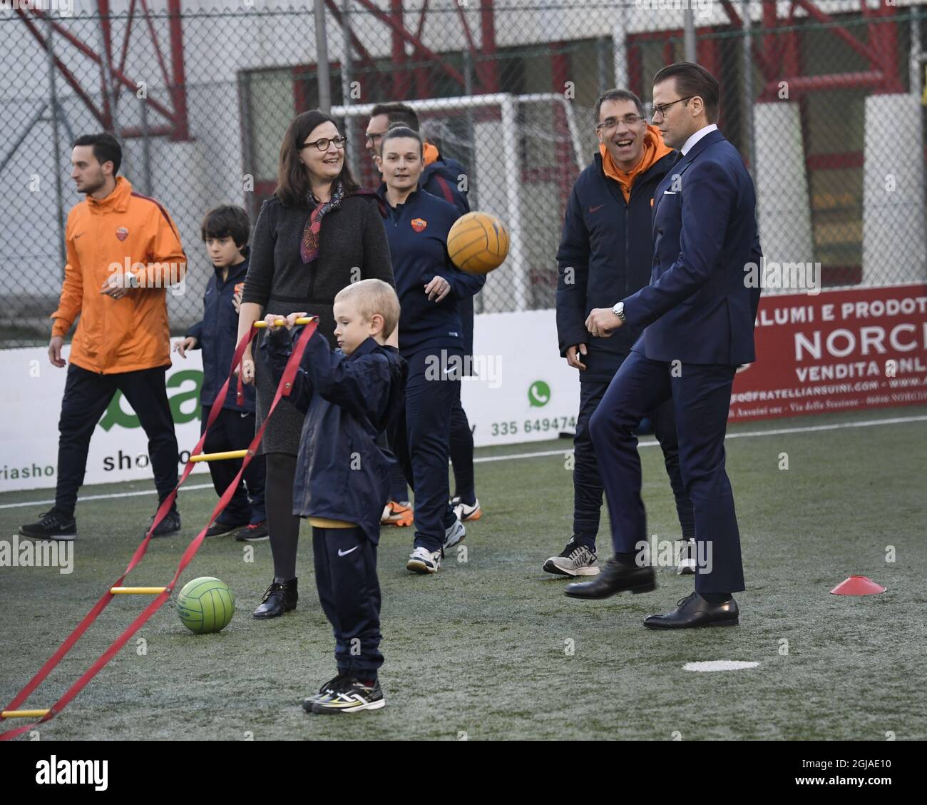 Rom 20161215 ALS Prinz Daniel während des Besuchs im Fußballverein ALS Roma-Projekt für behinderte Kinder. Foto Jonas Ekstromer / TT kod 10030 Stockfoto