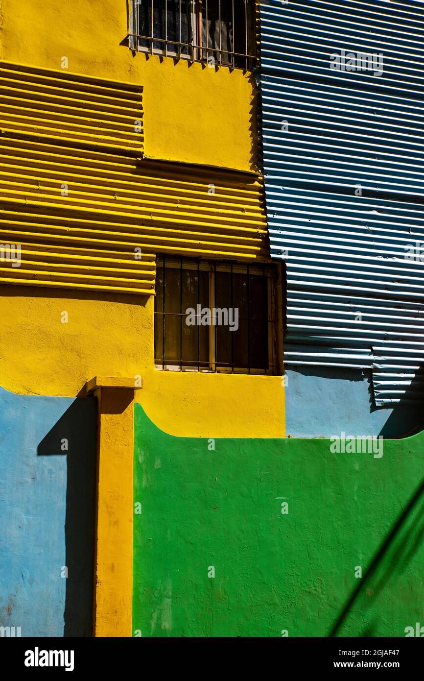 Argentinien, Buenos Aires, La Boca. Bemalte Häuser. Stockfoto