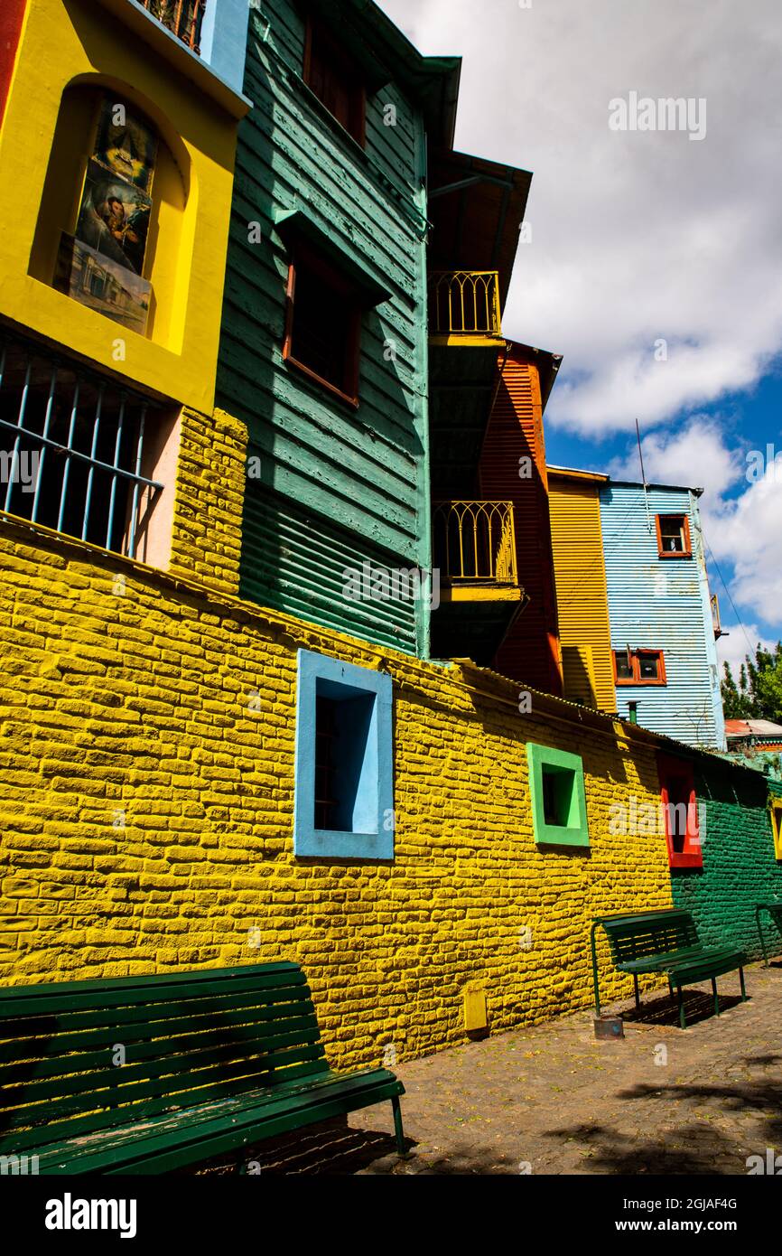 Argentinien, Buenos Aires, La Boca. Lackierte Gebäude. Stockfoto