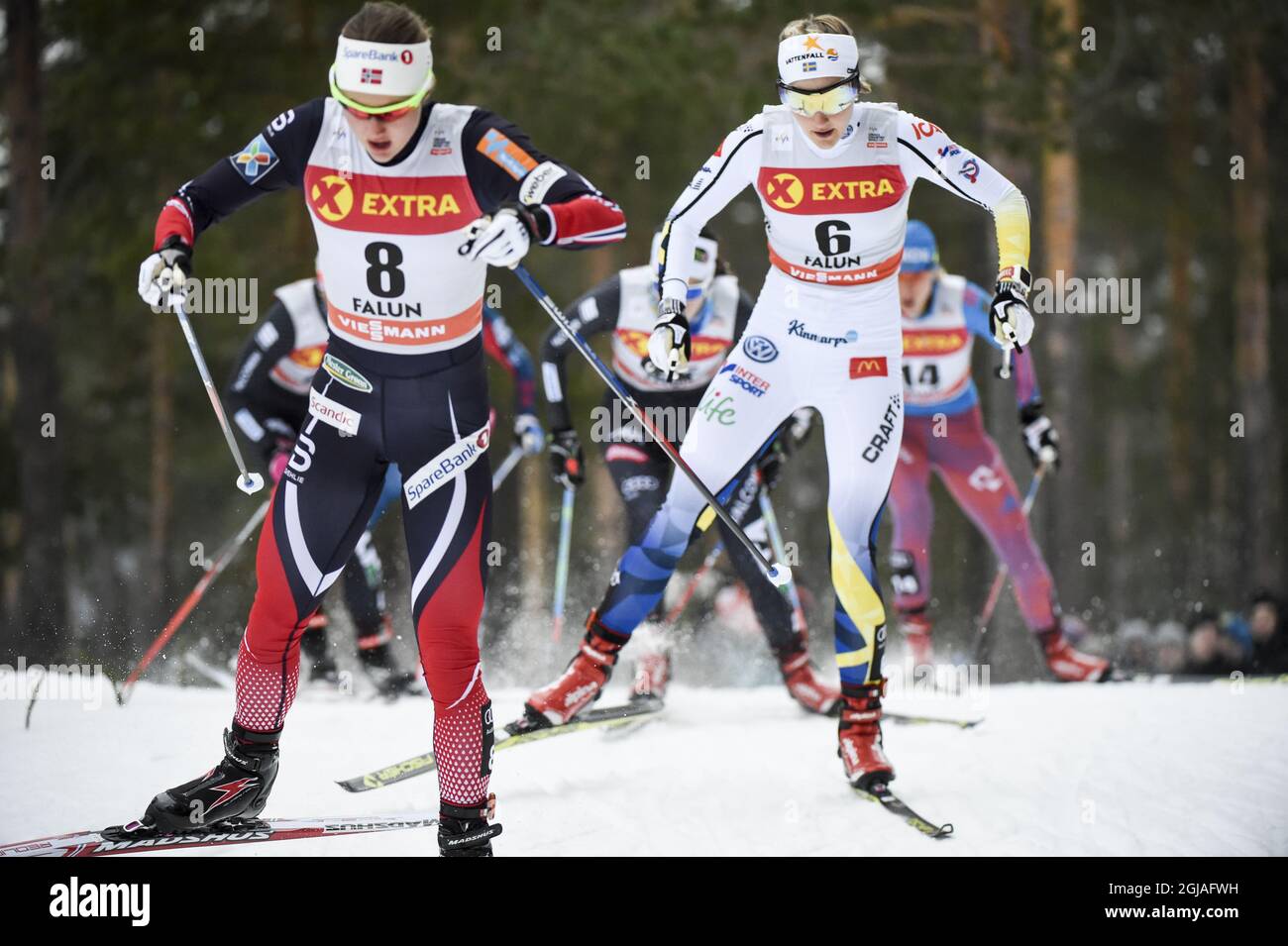 Die Norwegerin Ingvild Flugstad ÃƒÂ–stberg (8) und die Schwedin Stina Nilsson (6) während des Viertelfinales der 1,4-km-Sprinterveranstaltung der Frauen während der FIS-Langlaufweltmeisterschaft in Falun, Schweden, am 28. Januar 2017. Foto: Ulf Palm / TT / Code 9110 Stockfoto