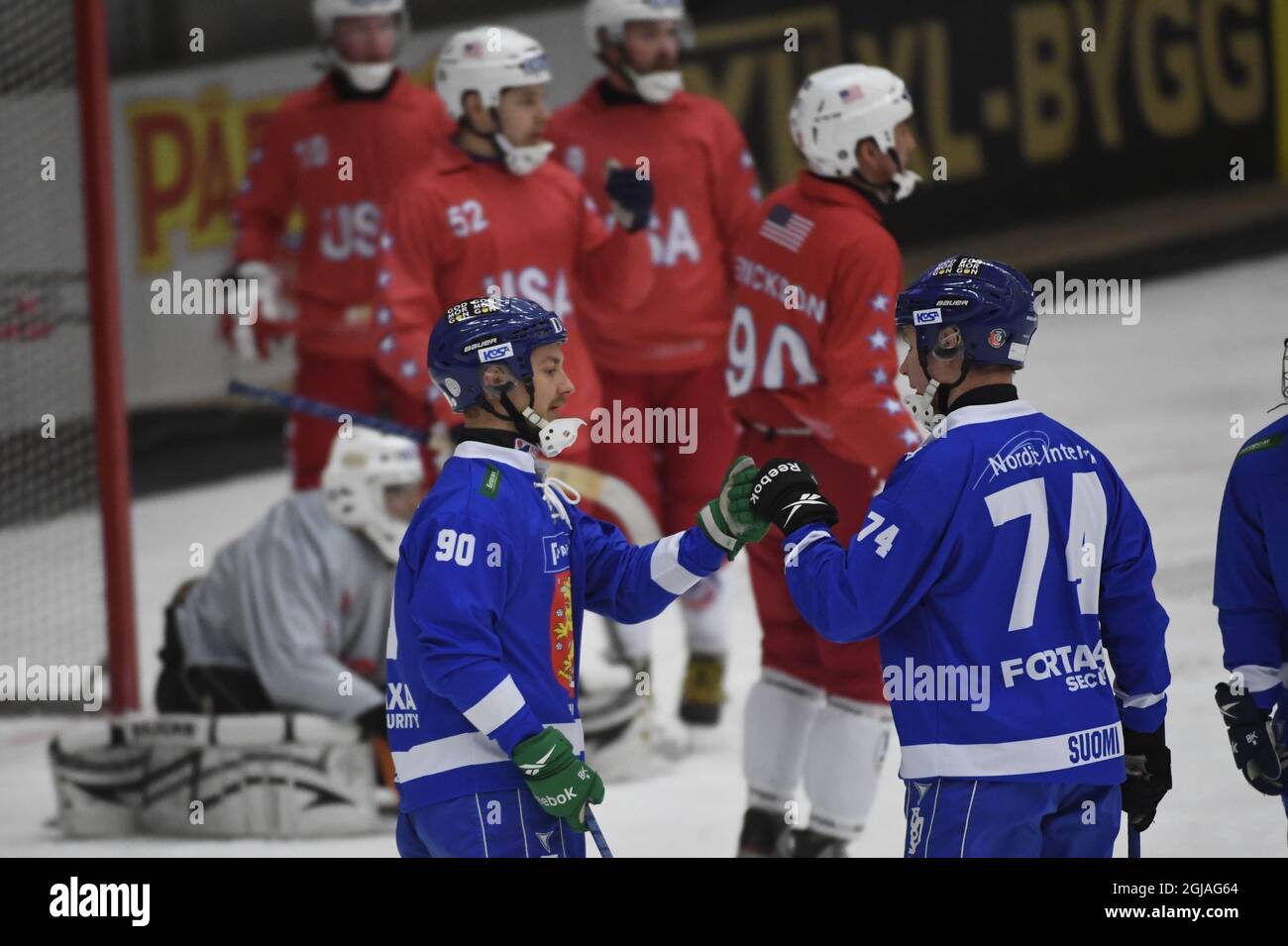 Der finnische S Eetu Peuhkuri (74) feiert mit Janne Rintala (90) beim Bandy-WM-Viertelfinale zwischen Finnland und den USA am 2017. Februar in der Goransson Arena in Sandviken, Schweden, einen 3-1. Foto Janerik Henriksson / TT 10010 Stockfoto