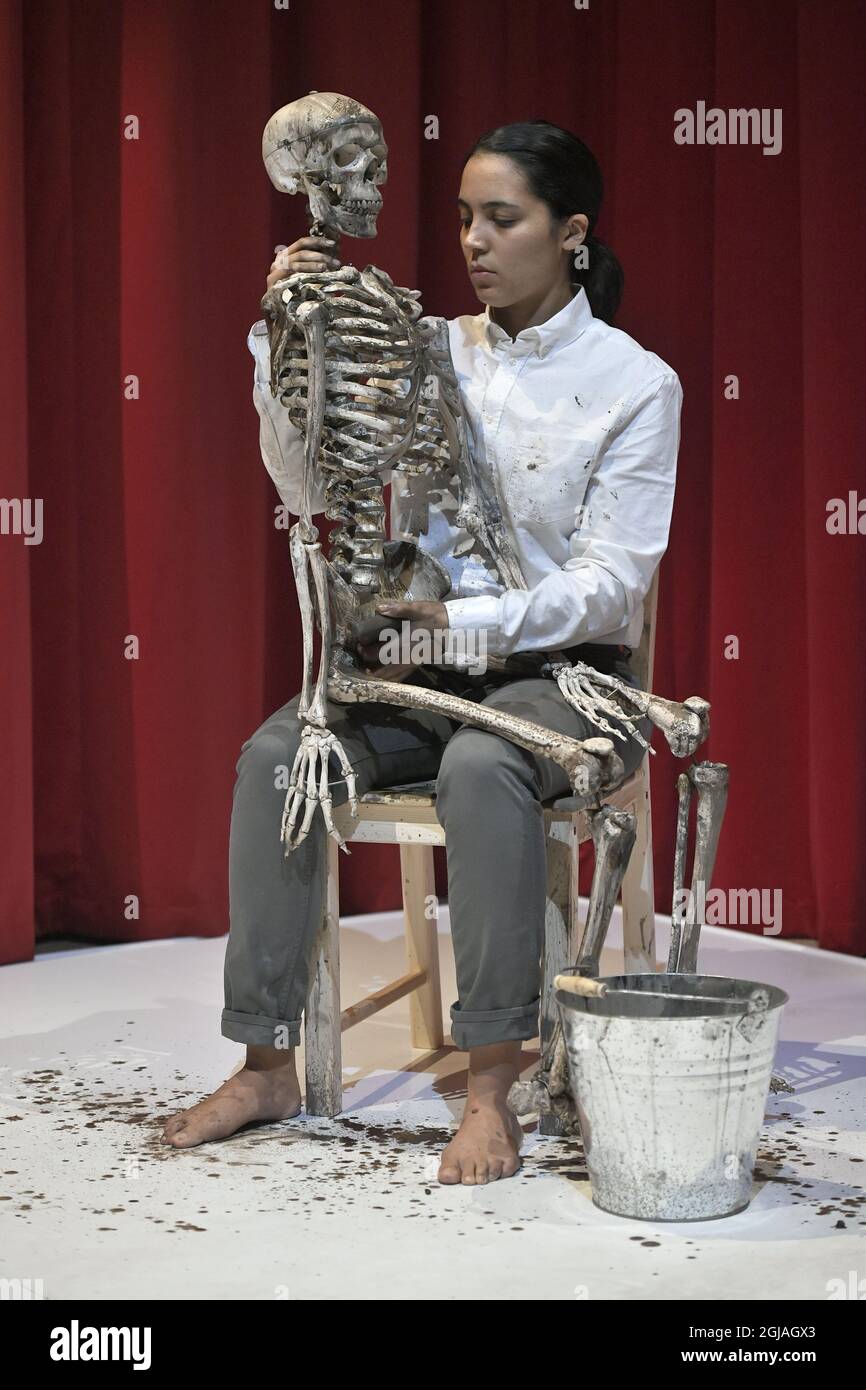 STOCKHOLM 20170216 Unidentified artist perform a work of artist Marina Abramovic at the press Preview of the Exhibition The Cleaner at Moderna Museet in Stockholm February 16, 2017. Foto: Claudio Bresciani / TT / kod 10090 Stockfoto