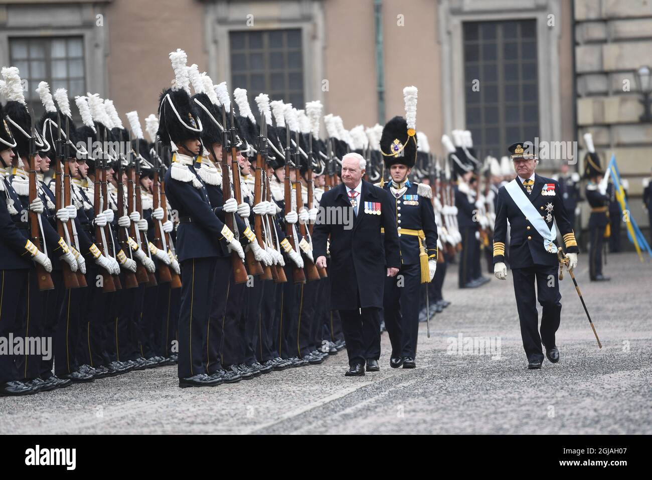 STOCKHOLM 2017-02-20 König Carl Gustaf und Generalgouverneur David Johnson werden auf dem Hof des Königspalastes in Stockholm, Schweden, beim Besuch des Ehrengardes gesehen, 20. Februar 2017 der Generalgouverneur von Kanada ist zu einem viertägigen Staatsbesuch in Schweden unterwegs Foto: Fredrik Sandberg / TT / Code 10080 Stockfoto