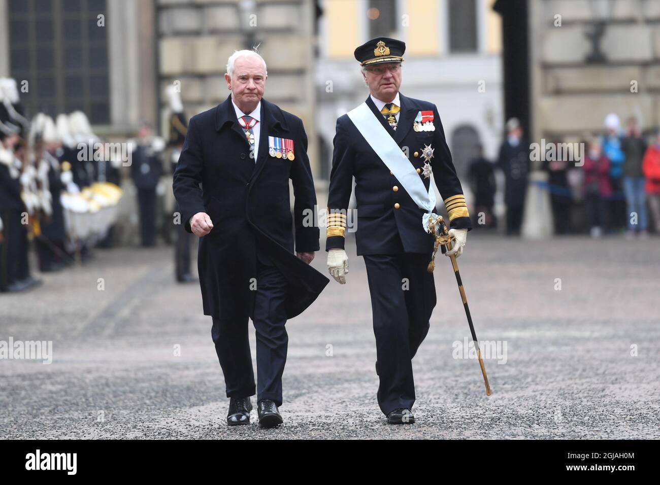 STOCKHOLM 2017-02-20 König Carl Gustaf und Generalgouverneur David Johnson werden auf dem Hof des Königspalastes in Stockholm, Schweden, beim Besuch des Ehrengardes gesehen, 20. Februar 2017 der Generalgouverneur von Kanada ist zu einem viertägigen Staatsbesuch in Schweden unterwegs Foto: Fredrik Sandberg / TT / Code 10080 Stockfoto