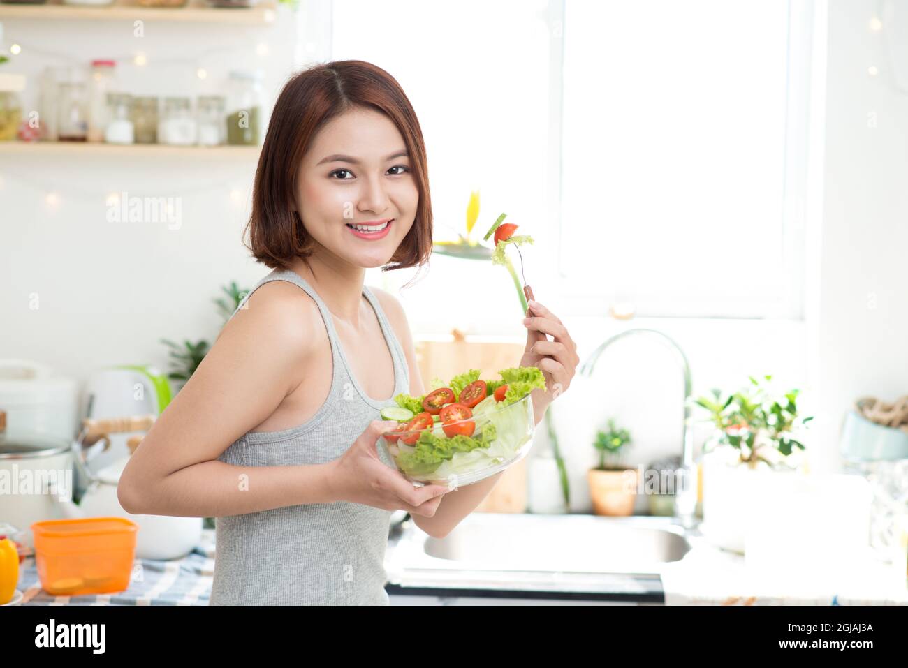 Diät-Konzept. Gesunde Ernährung. Schöne junge asiatische Frau essen frischen Gemüsesalat. Konzept „Gewicht verlieren“ Stockfoto
