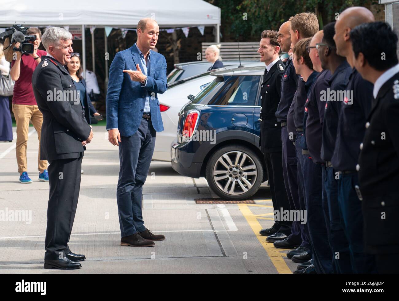 Der Duke of Cambridge trifft auf Feuerwehrleute neben dem Londoner Feuerwehrkommissar Andy Roe (links) während eines Besuchs der Dockhead Fire Station zum Tag der Rettungsdienste (999 Tag). Bilddatum: Donnerstag, 9. September 2021. Stockfoto