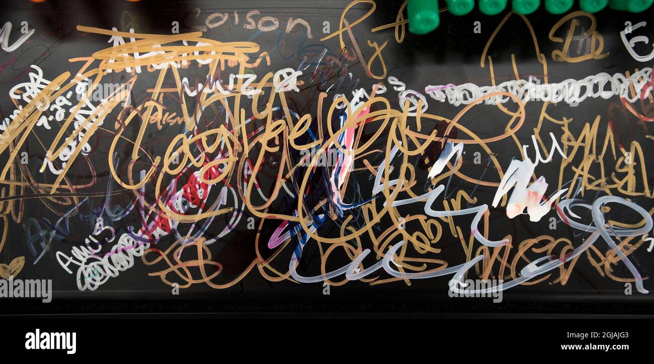 Scribble-Graffiti in der Nähe von Stiften zum Verkauf in einem Bürobedarf. Stockfoto