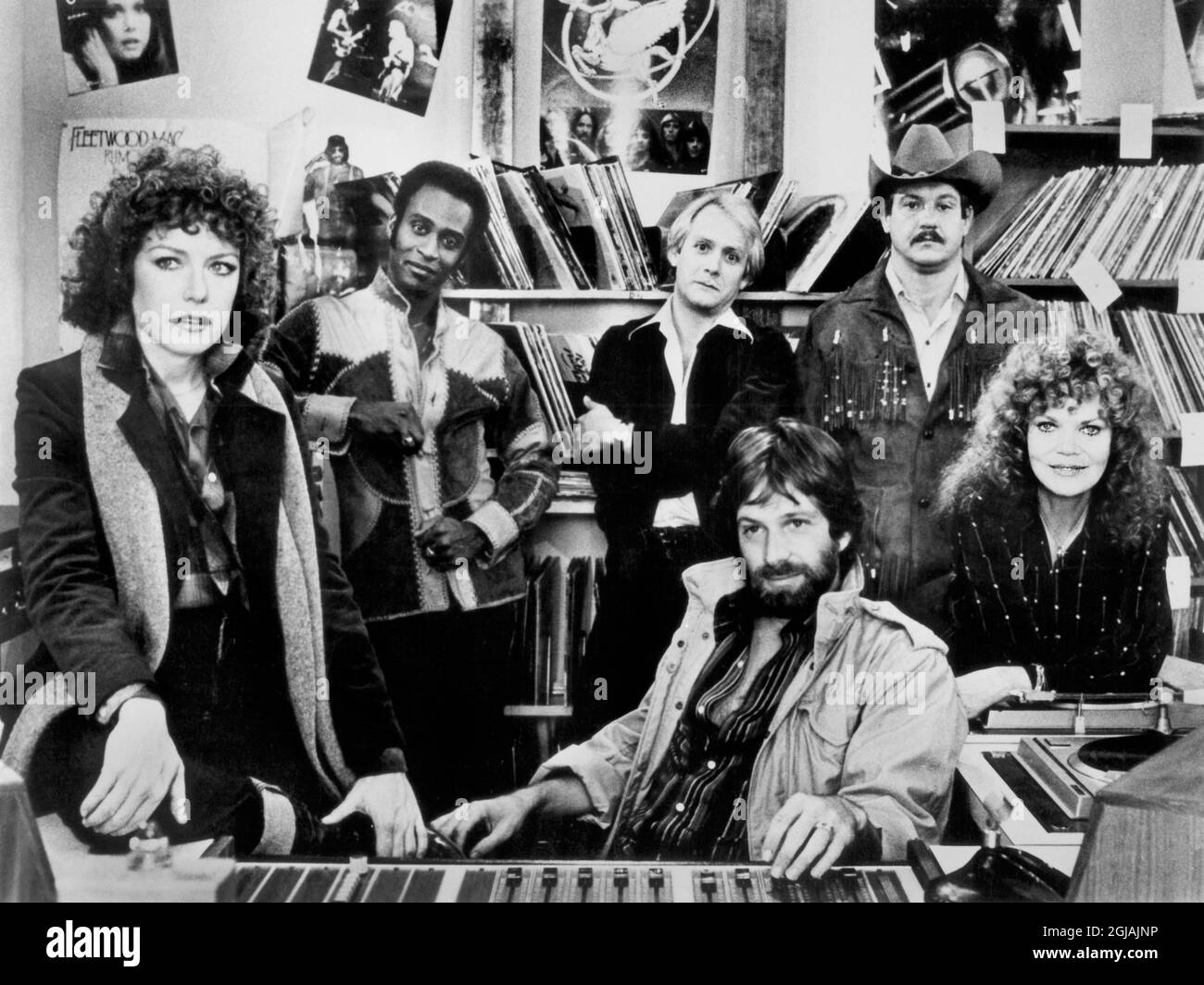 (l-r) Cassie Yates, Cleavon Little, Martin Mull, Alex Karras, Eileen Brennan, Michael Brandon (sitzend), On-Set of Film, 'FM', Universal Pictures, 1978 Stockfoto