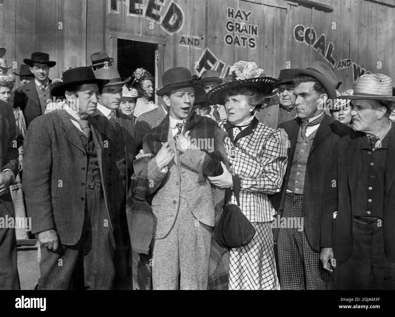 Donald O'Connor (Mitte), Marjorie Main (rechts von O'Connor), Drehort des Films, 'Feudin', Fussin' und A'Fightin', Universal Picters, 1948 Stockfoto