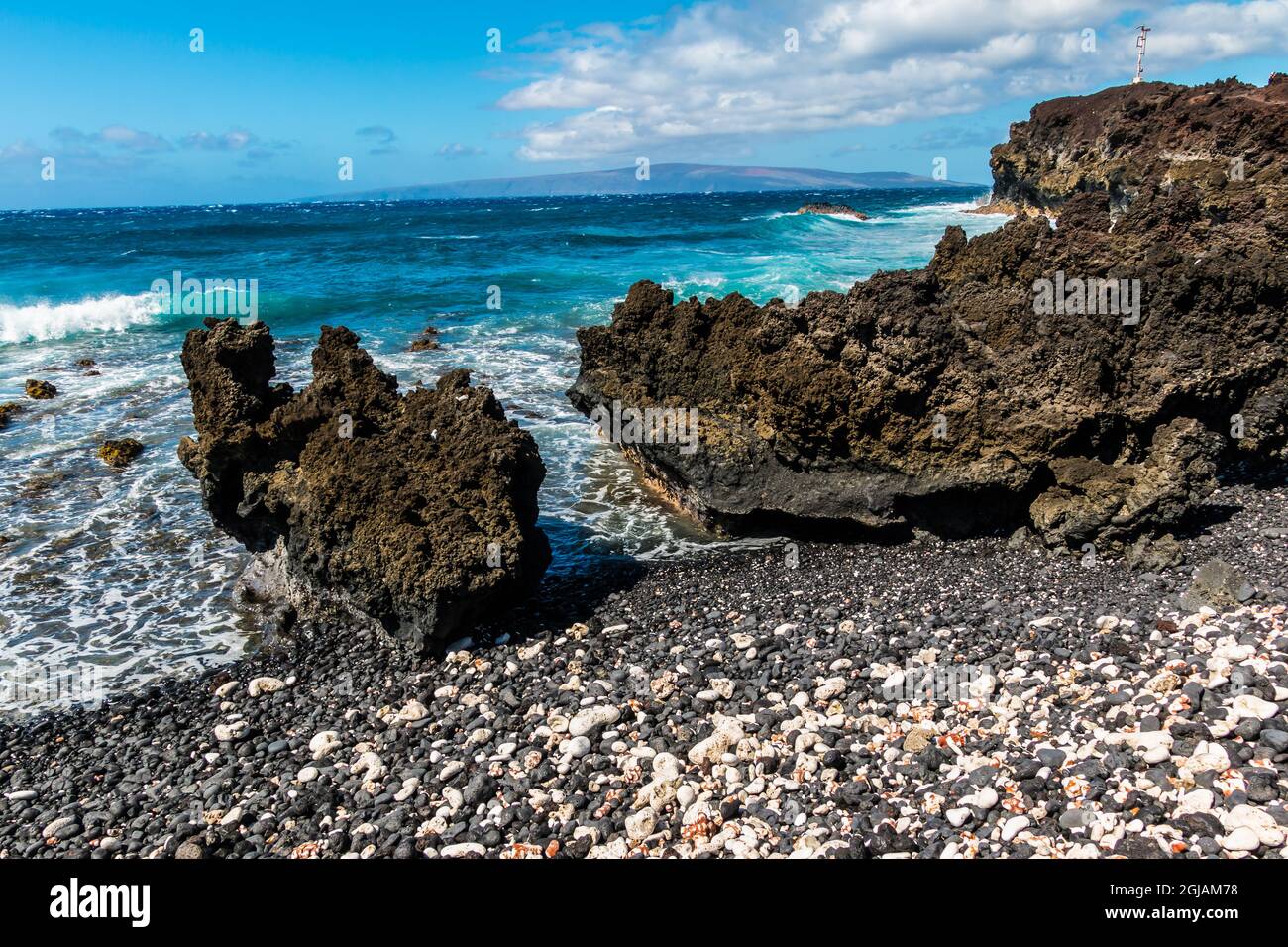 Die vulkanische Küste von Kap Hanamanioa und Kaho'olawe Island über das blaue Wasser der La Perouse Bay, Makena-La Perouse State Park, Maui, Hawaii, Stockfoto