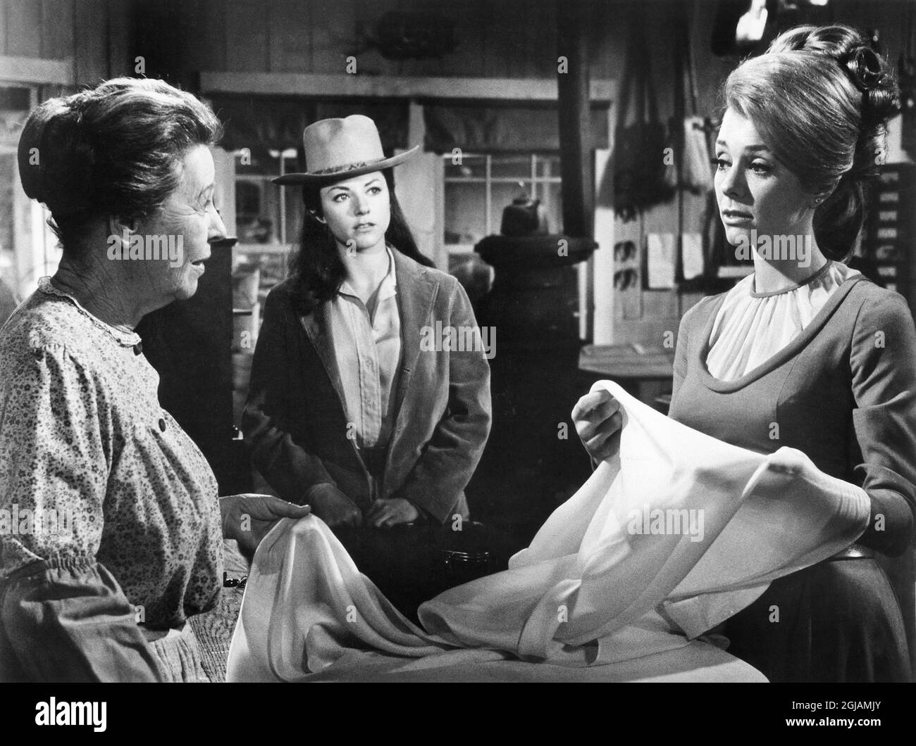 Hope Summers, Katherine Justice, Inger Stevens, Drehort des Films, '5 Card Stud', Paramount Picters, 1968 Stockfoto