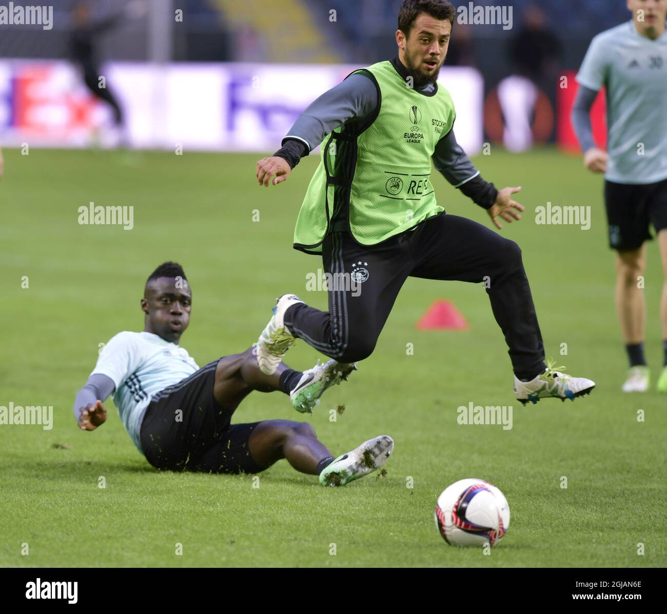 Ajax Amin Younes springt während der Trainingseinheit in der Friends Arena in Solna, im Norden Stockholms, am Dienstag, den 23. Mai 2017, am Tag vor dem Fußballfinale der UEFA Europa League am 24. Mai zwischen Ajax Amsterdam und Manchester United. Foto: Anders Wiklund / TT kod 10040 Stockfoto