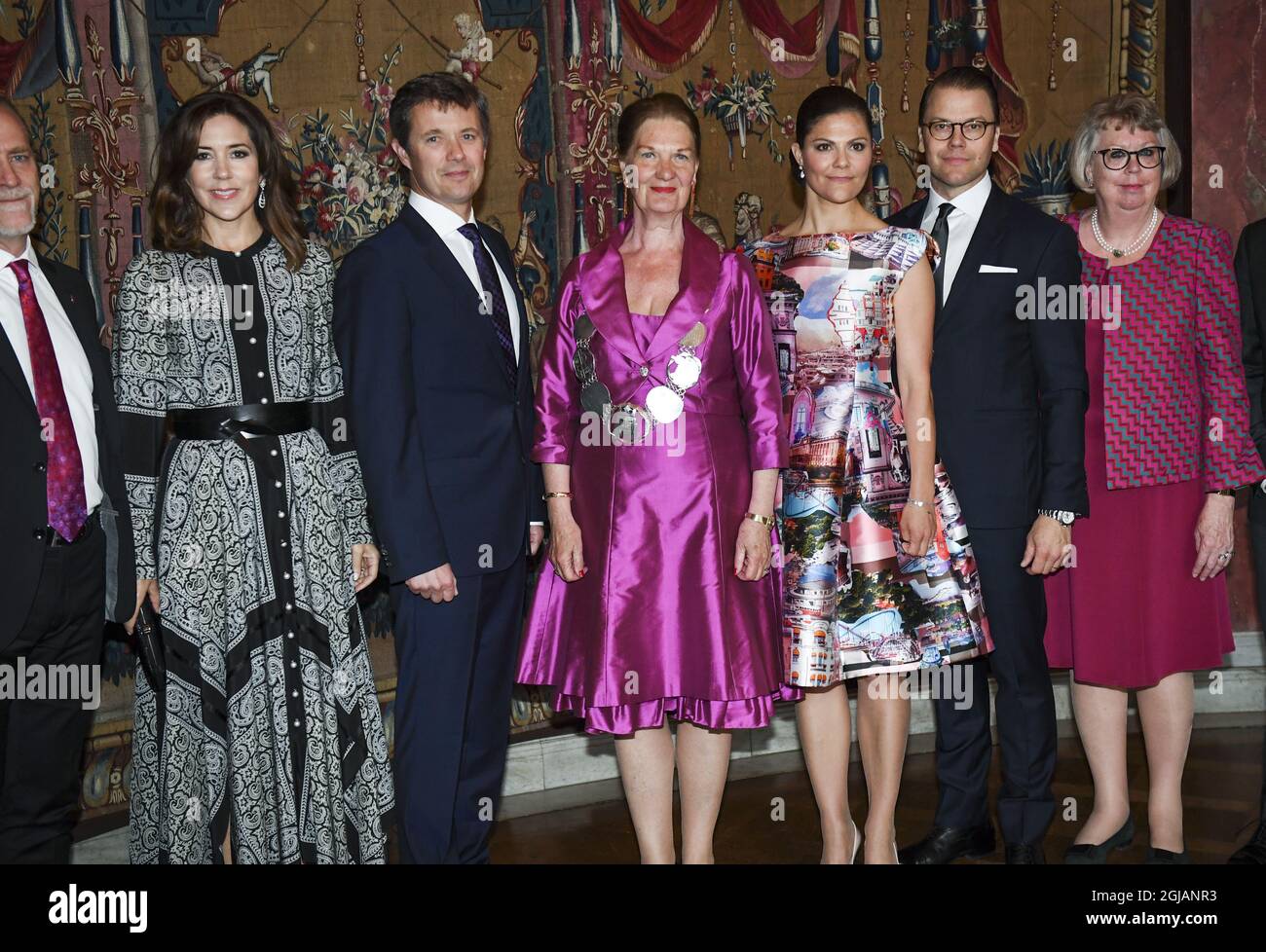 STOCKHOLM 2017-05-30 Kommunalpolitiker und Tantiemen von links Daniel Hellden Dänemarks Kronprinzessin Mary und Kronprinz Frederik, Eva-Louise Erlandsson Slorach, Schwedens Kronprinzessin Victoria und Prinz Daniel, Margareta Bjork posieren für ein Gruppenfoto, als sie zum Abendessen im Rathaus von Stockholm ankommen. Das dänische Kronprinzenpaar ist auf einem offiziellen Besuch in Schweden. Foto: Fredrik Sandberg / TT / Code 10080 Stockfoto