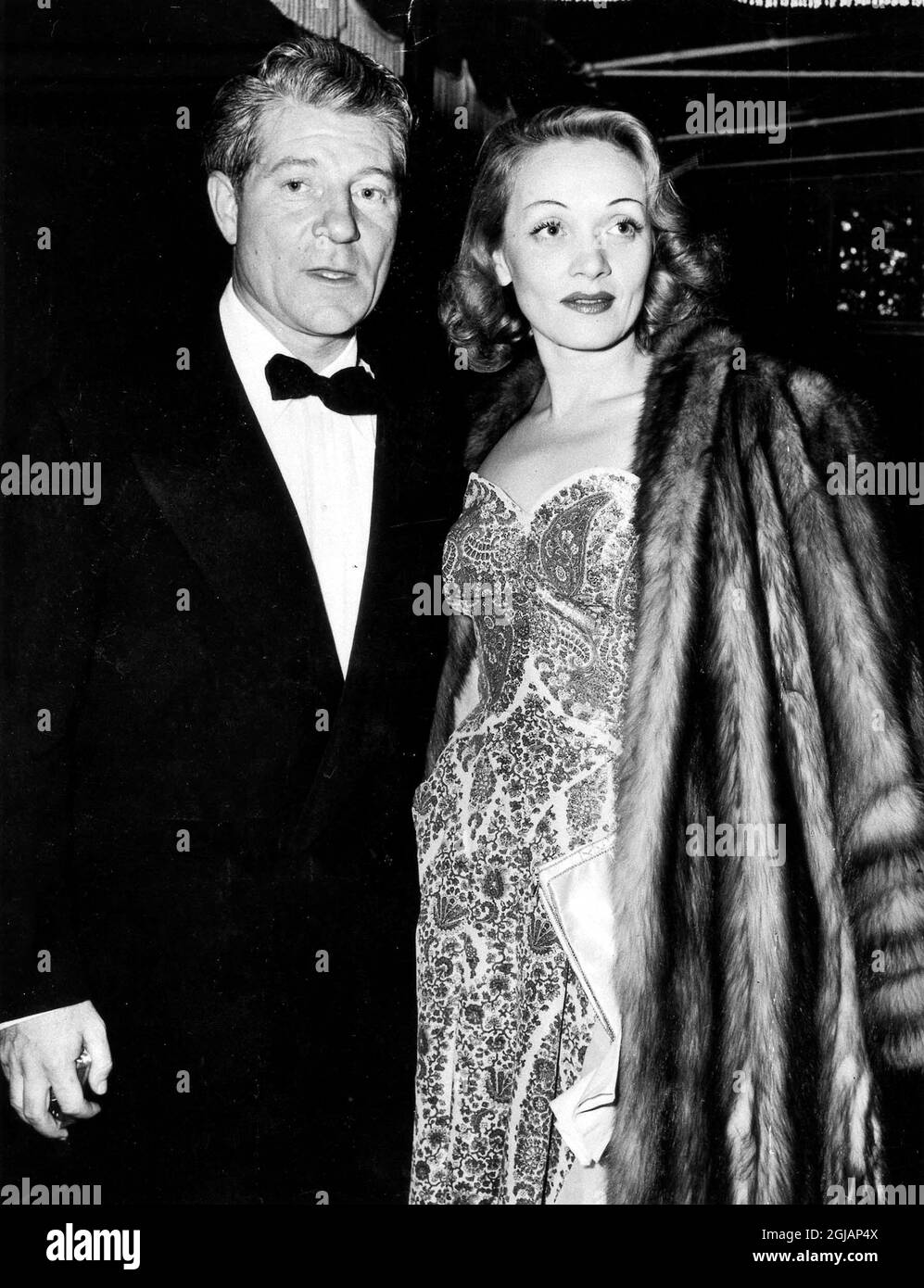 1705712 Schauspieler Marlene Dietrich und Jean Gabin im Restaurant Los Angeles 1941; (add.info.: Schauspieler Marlene Dietrich und Jean Gabin im Restaurant Los Angeles 1941); es ist möglich, dass einige Werke dieses Künstlers in einigen Gebieten durch Rechte Dritter geschützt werden. Stockfoto