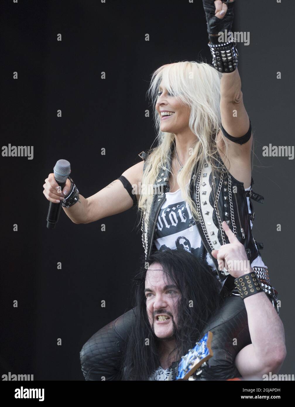 SOELVESBORG 20170608 der deutsche Heavy Metal-Sänger und -Songwriter Doro Pesch und der Gitarrist Tommy Bolan treten am 8. Juni 2017 mit der Heavy Metal-Band Warlock beim Sweden Rock Festival 2017 in Soelvesborg, Südschweden, auf. Foto: Fredrik Sandberg / TT / Kod 10080 Stockfoto